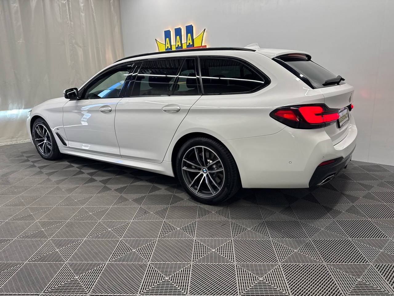 BMW 530i xDrive 48V Touring M Sport Steptronic-showroom-element-1