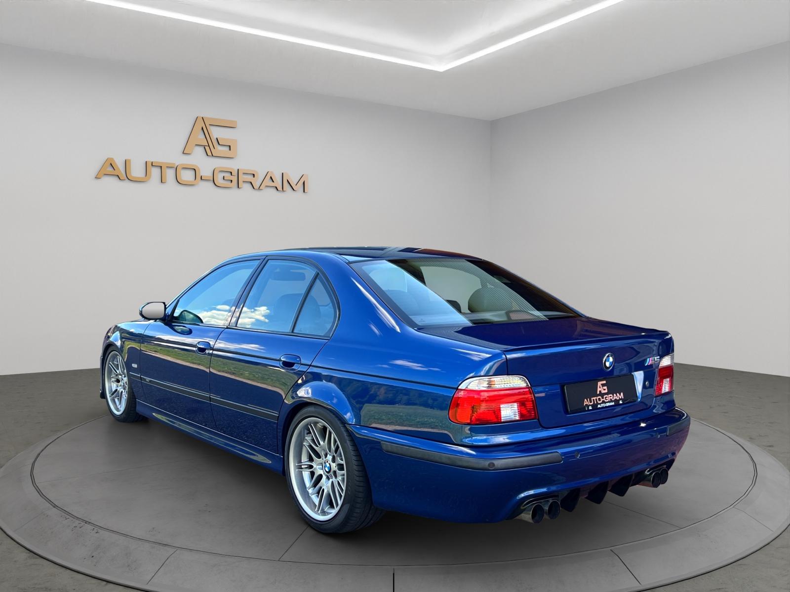 BMW M5-showroom-element-2