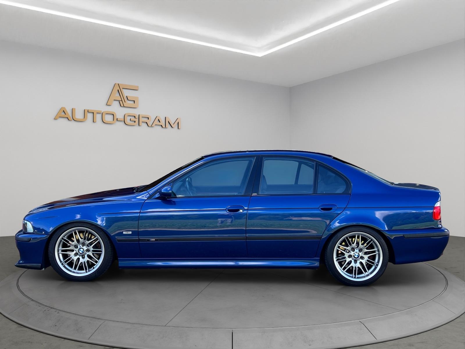 BMW M5-showroom-element-1