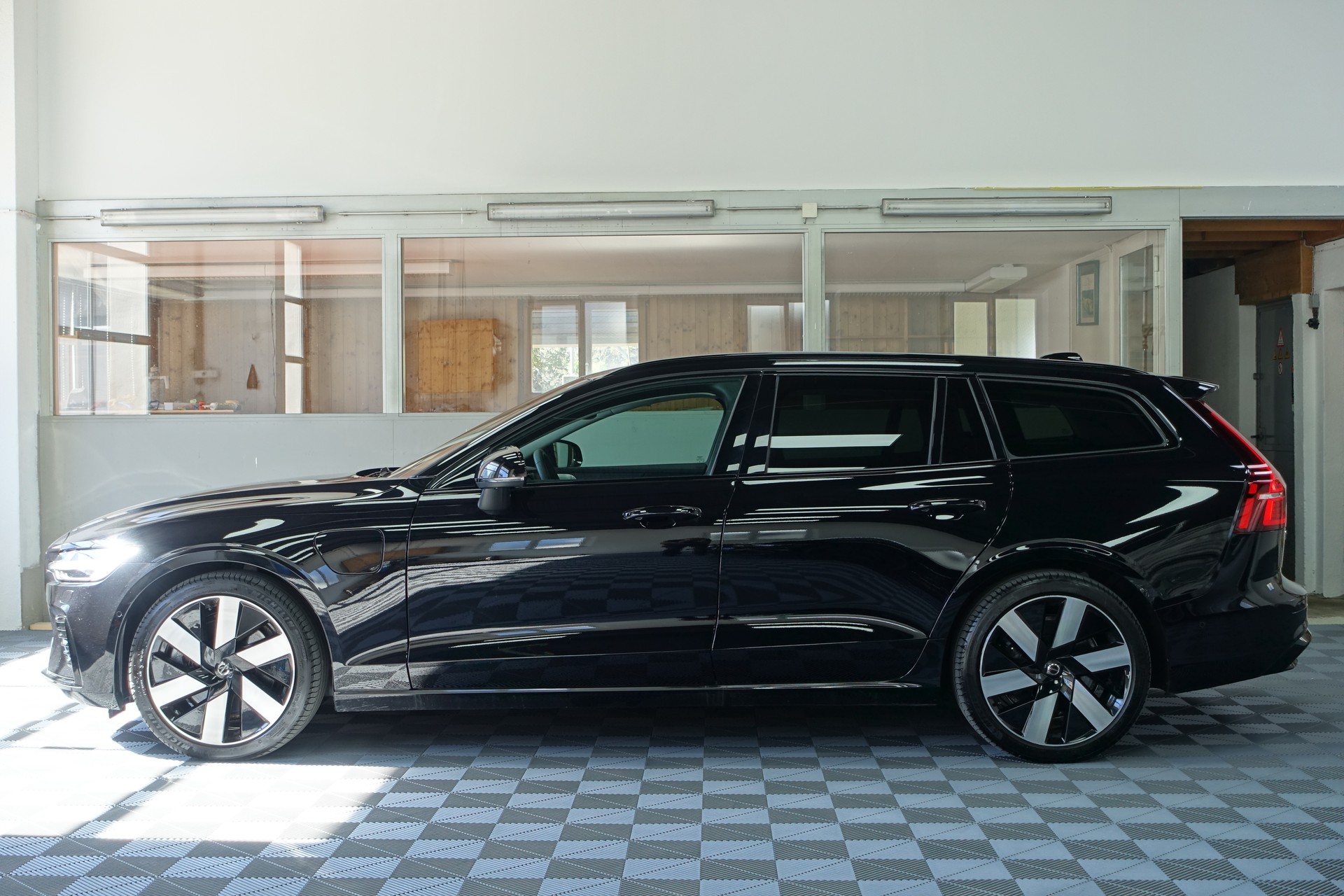 VOLVO V60 2.0 T8 TE Ultra Dark eAWD-showroom-element-3