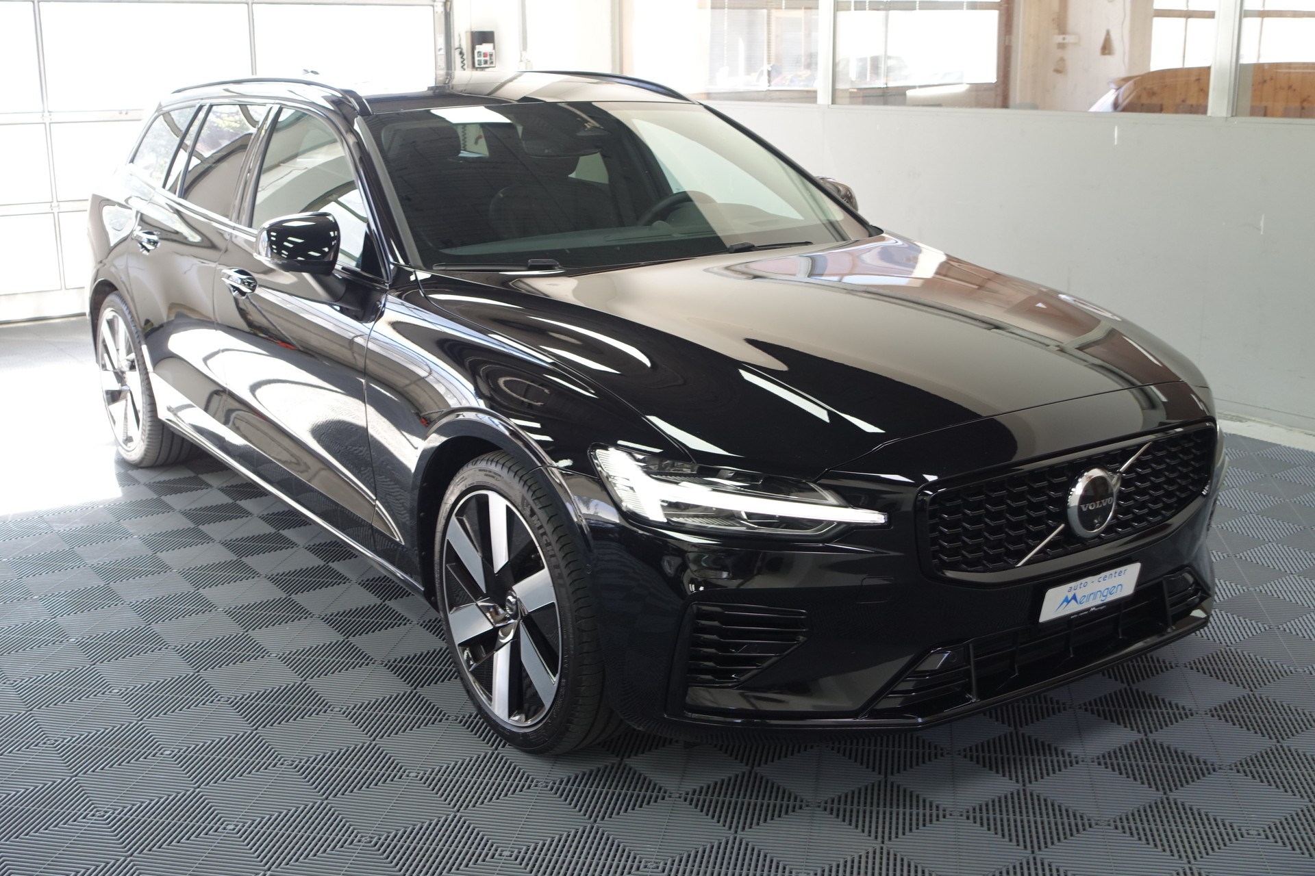 VOLVO V60 2.0 T8 TE Ultra Dark eAWD-showroom-element-1