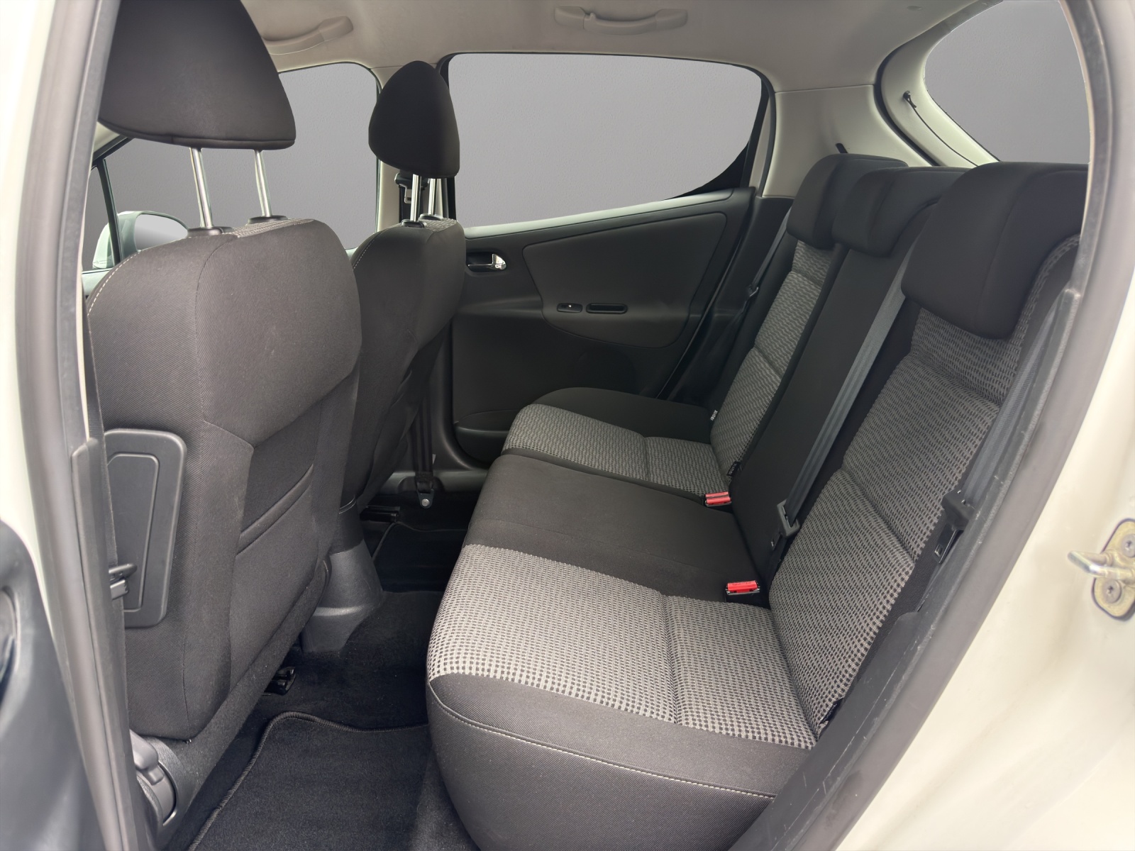 PEUGEOT 207 1.6 16V Sport Automatic-image-12