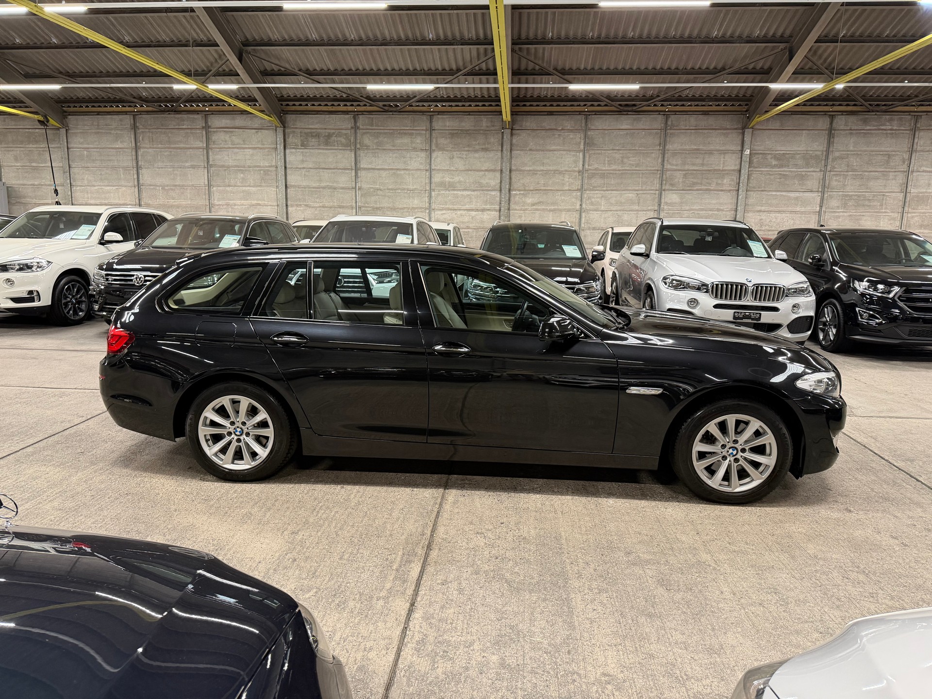 BMW 523i Touring Steptronic-showroom-element-2