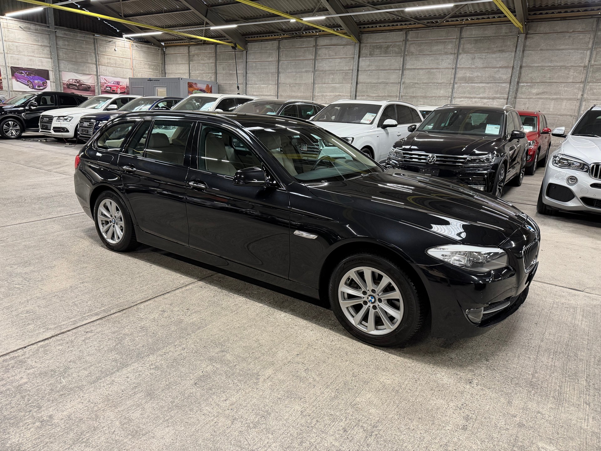 BMW 523i Touring Steptronic-showroom-element-1