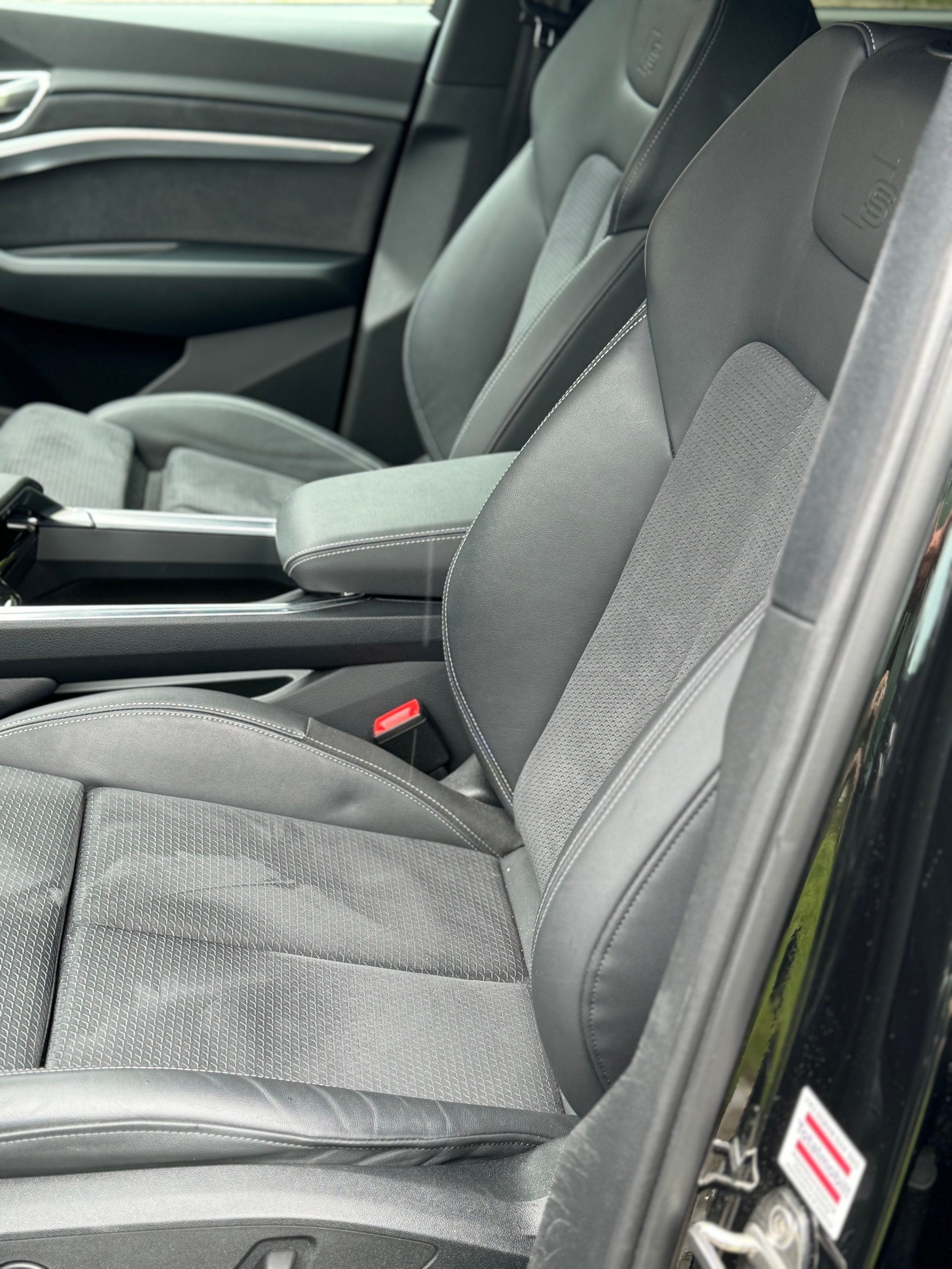 AUDI e-tron 55 S Line Black Edition quattro-image-6
