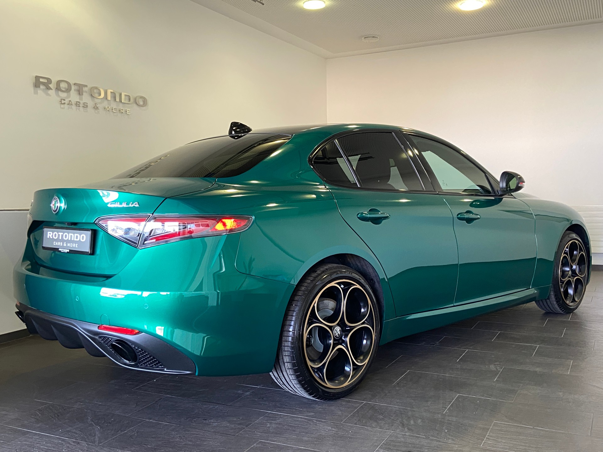 ALFA ROMEO Giulia 2.0 Intensa Sky Q4 AT8-showroom-element-1