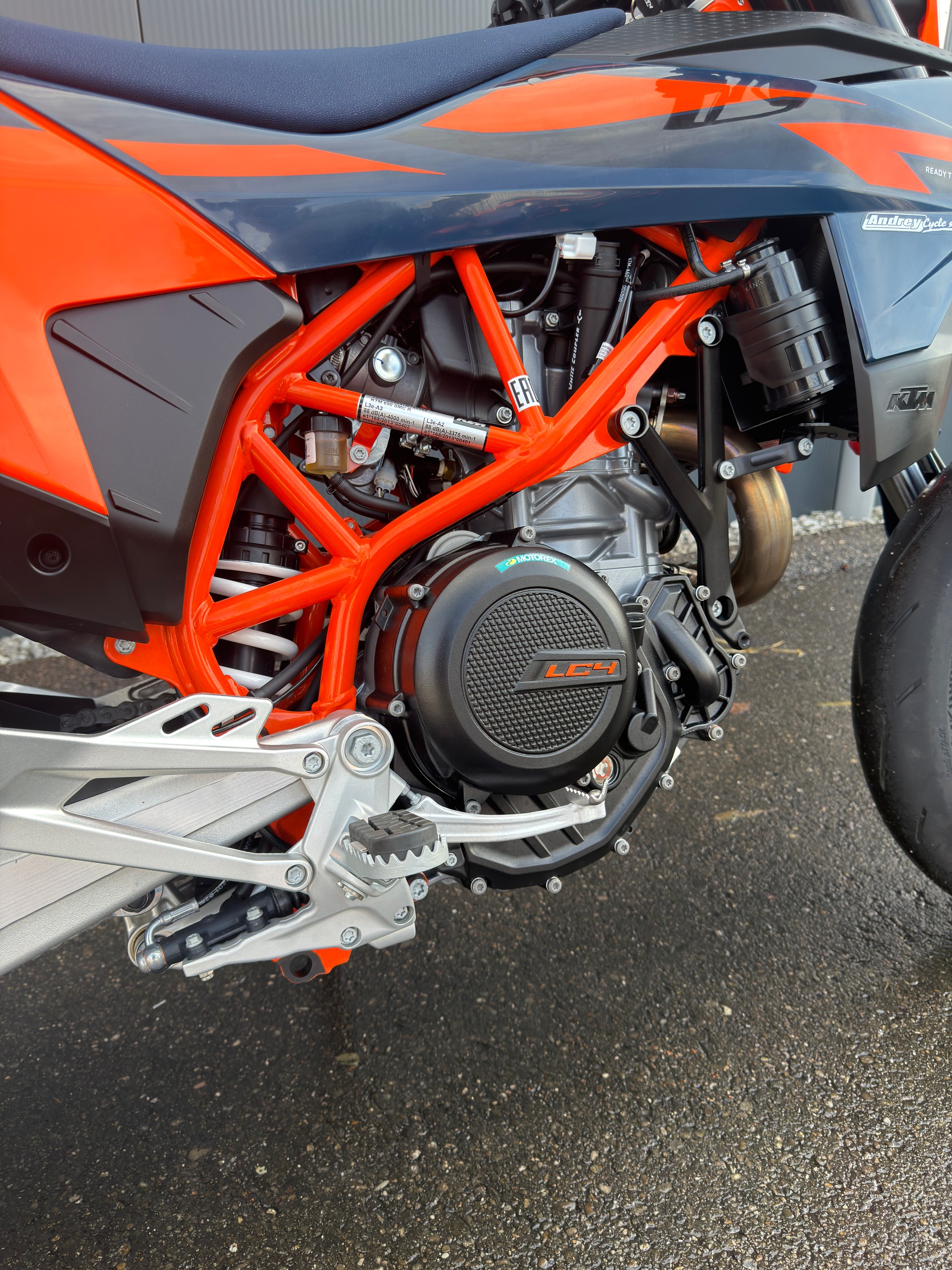 KTM 690 SMC R ABS (35 kW)-image-5