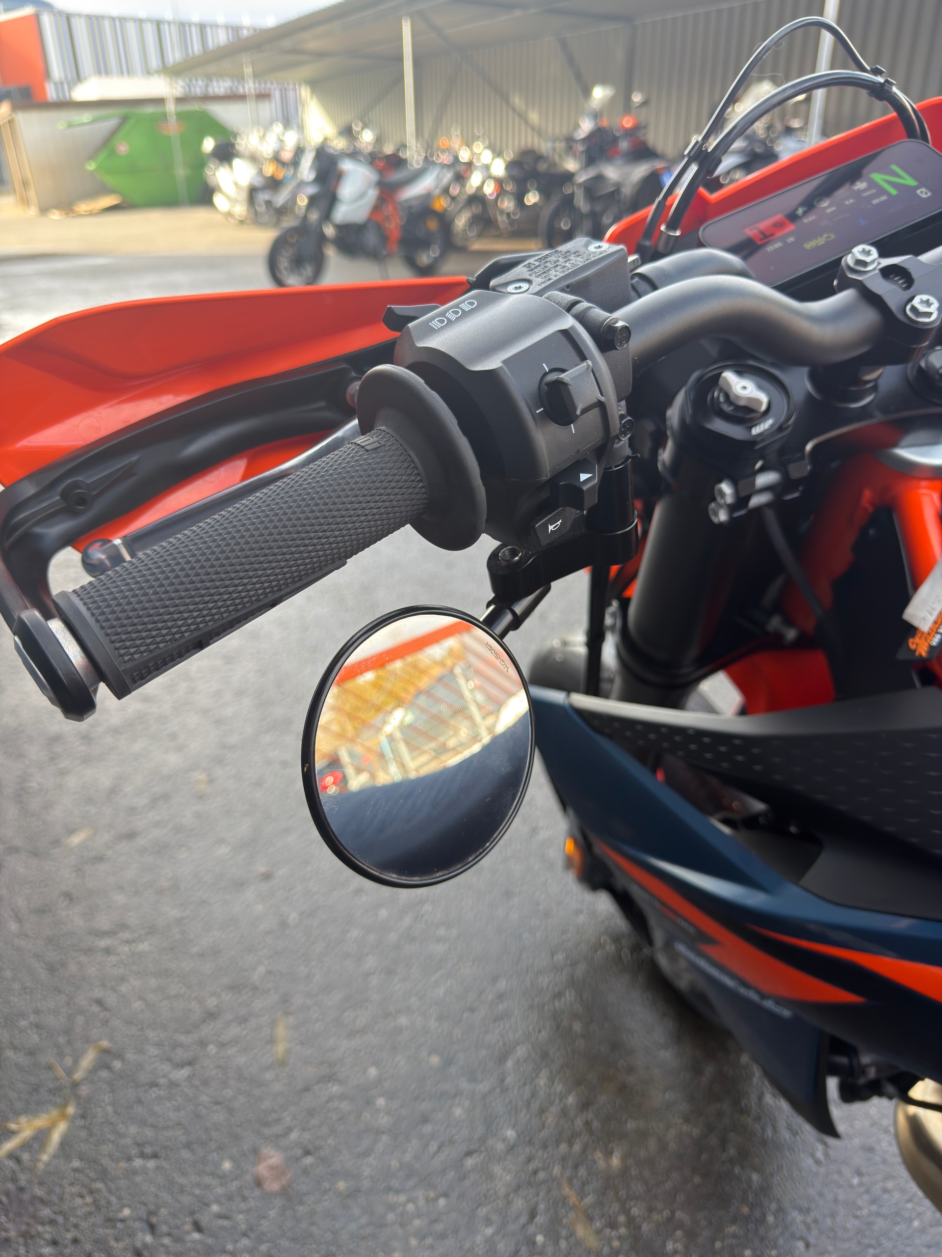 KTM 690 SMC R ABS (35 kW)-image-8
