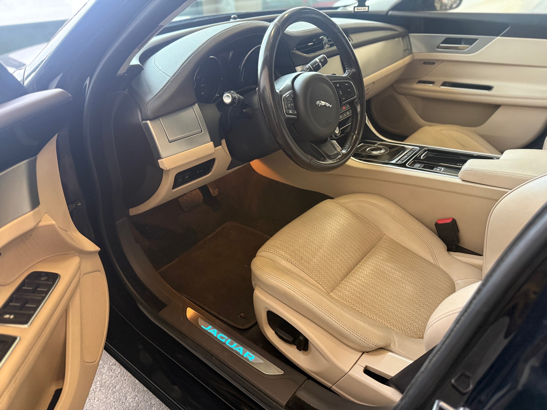 JAGUAR XF 20d Prestige Automatic-image-6