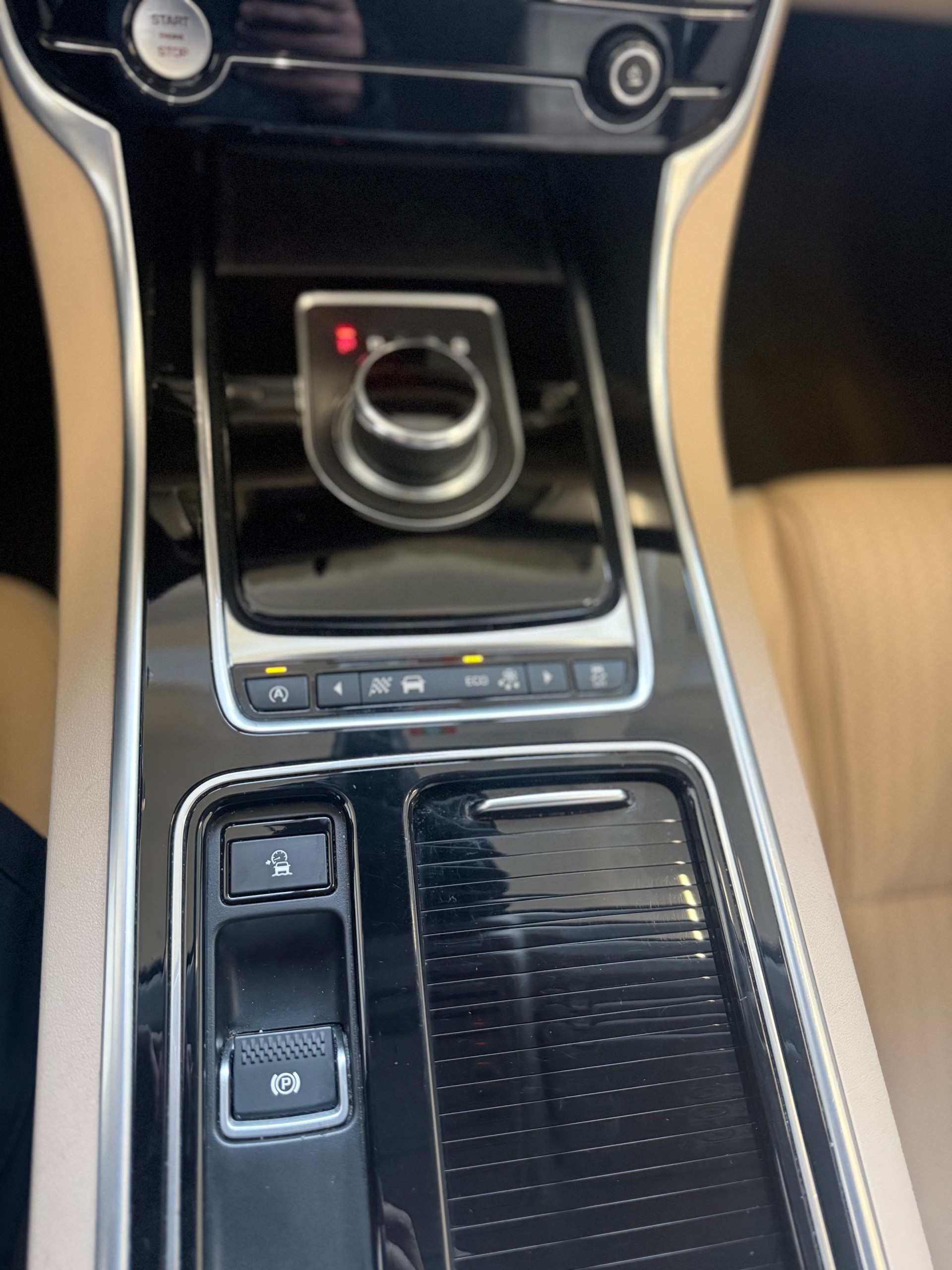 JAGUAR XF 20d Prestige Automatic-image-14