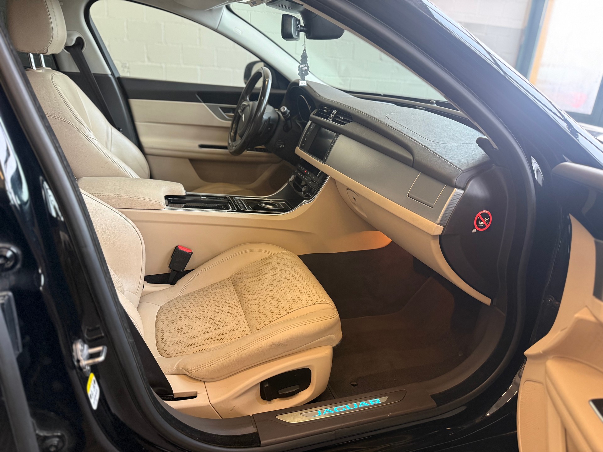 JAGUAR XF 20d Prestige Automatic-image-7