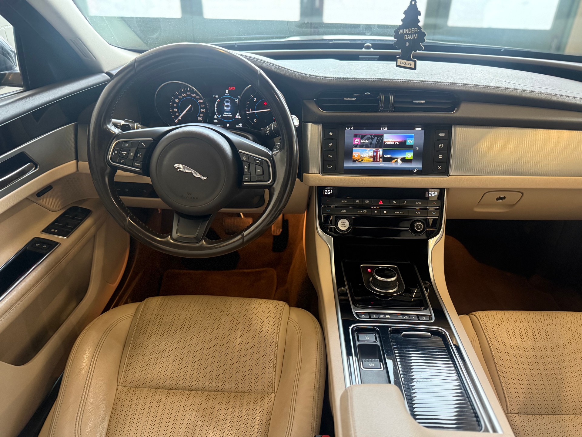 JAGUAR XF 20d Prestige Automatic-image-10