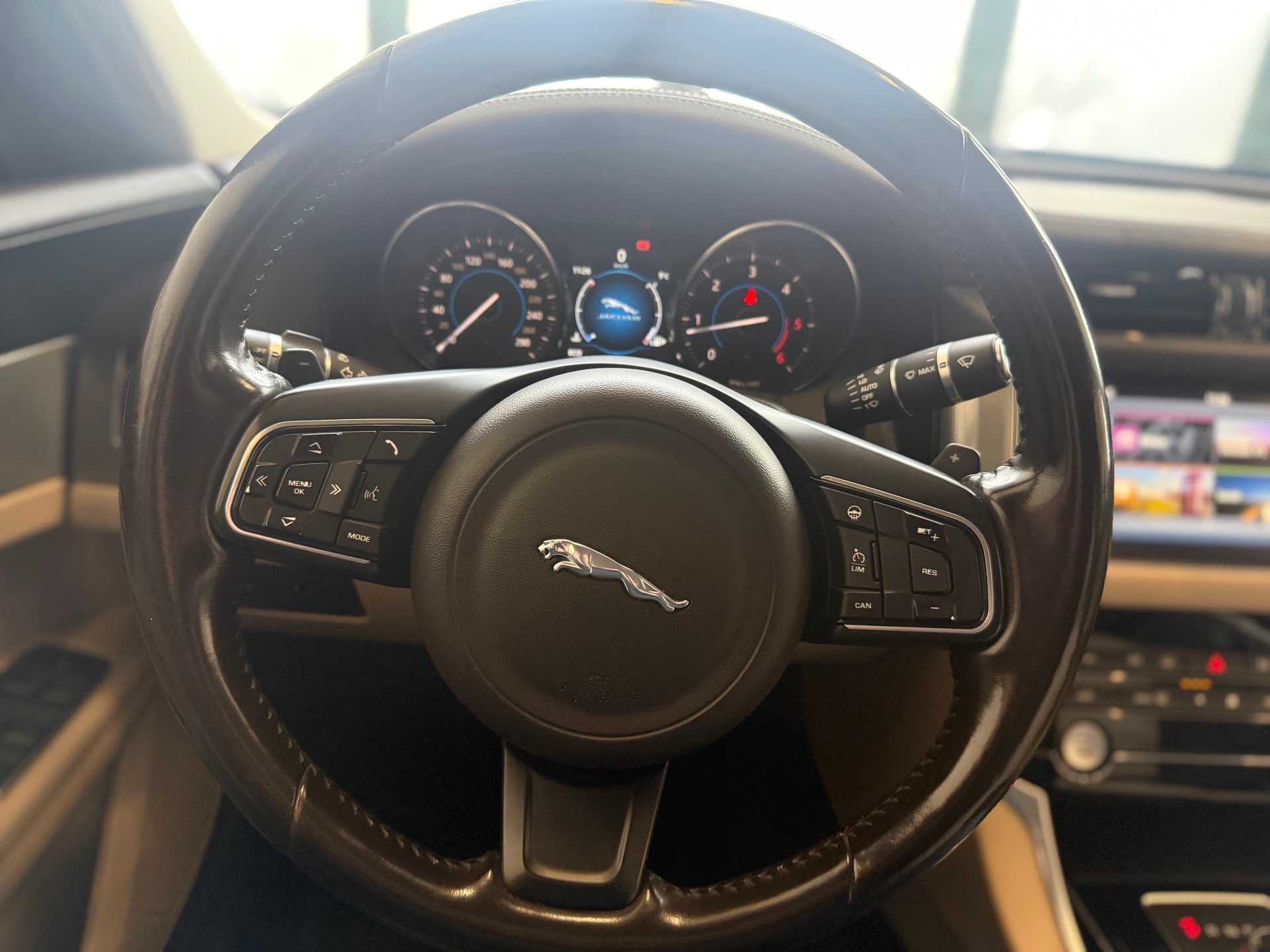 JAGUAR XF 20d Prestige Automatic-image-13