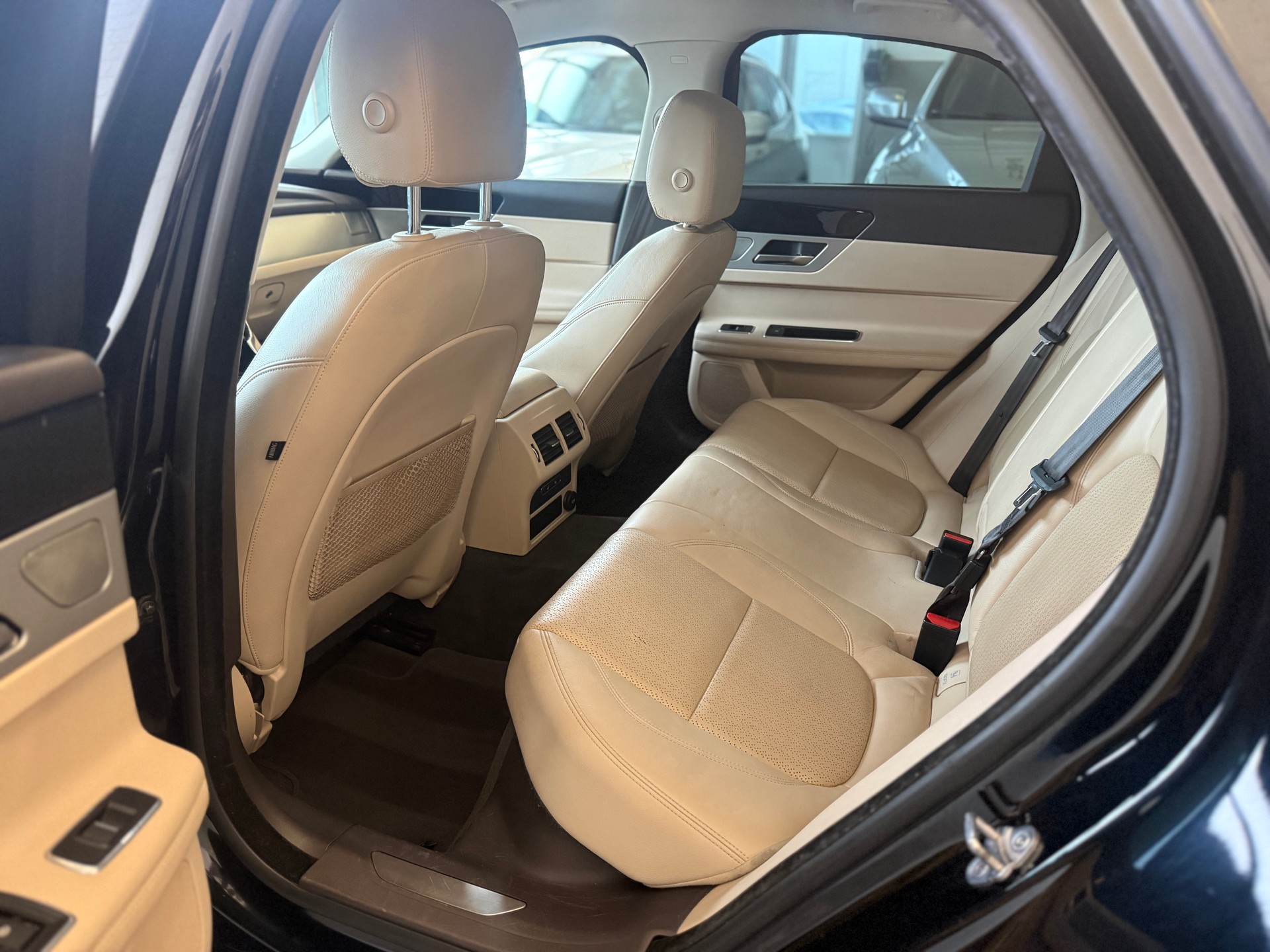 JAGUAR XF 20d Prestige Automatic-image-8