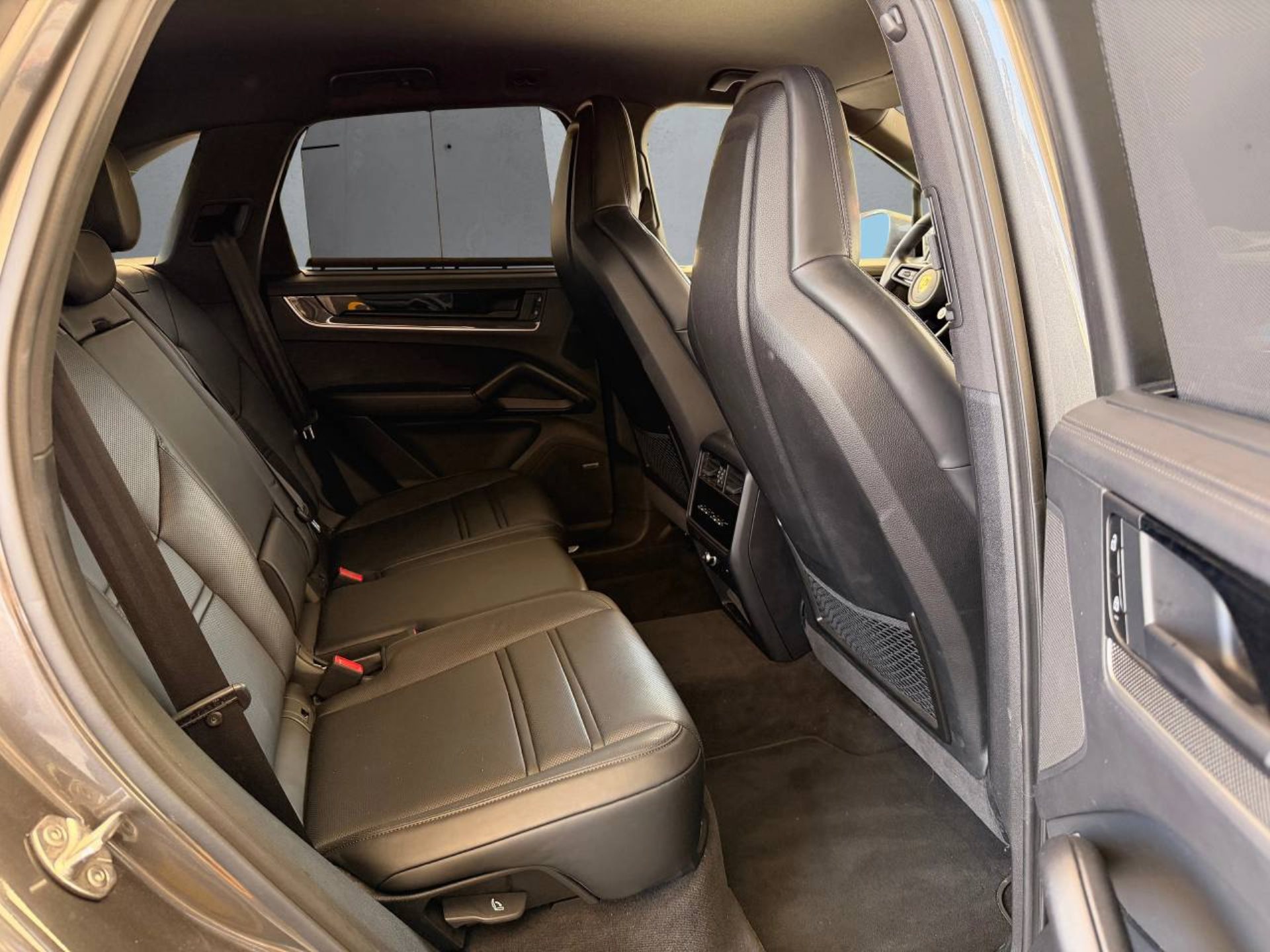 PORSCHE Cayenne E-Hybrid (MY24)-image-16