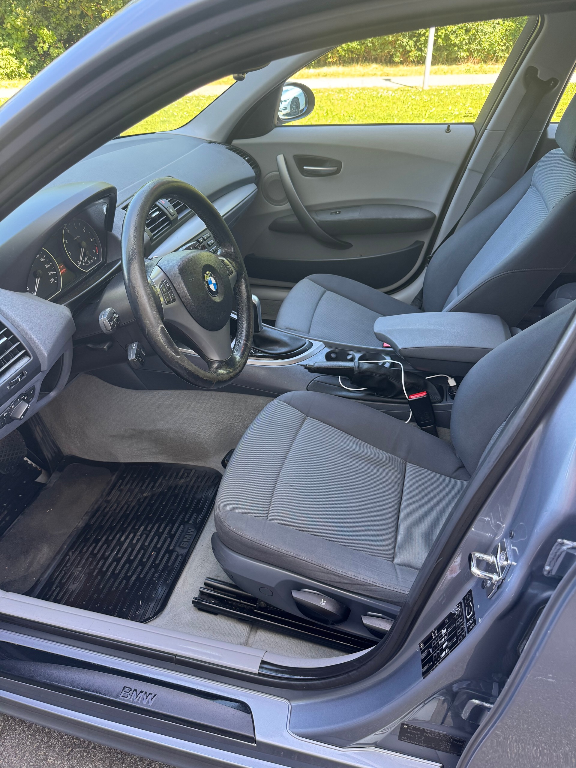 BMW 120i-image-12