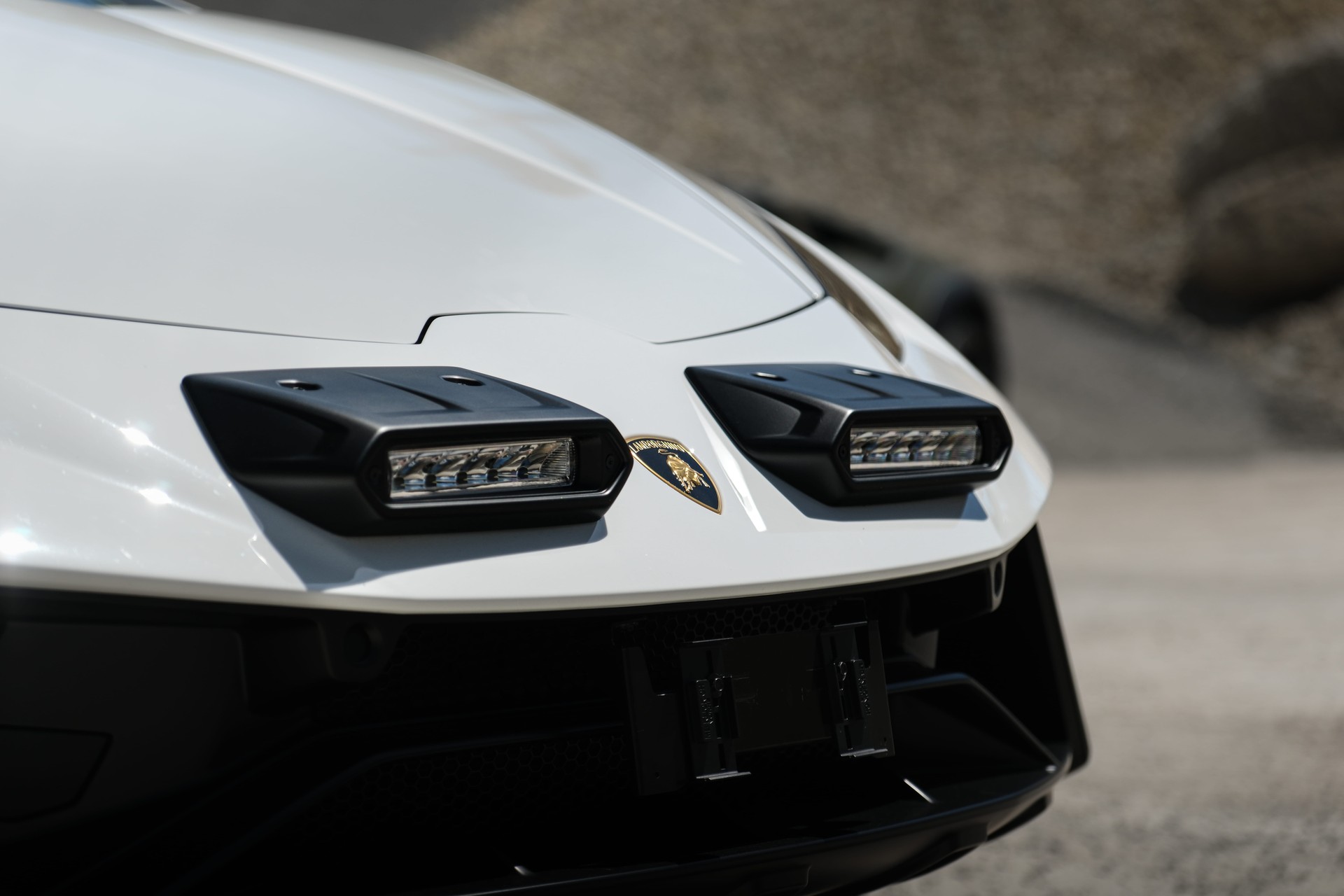 LAMBORGHINI Huracan Sterrato LP610-4 "Bianco Monocerus", 1 / 1499" Original Lamborghini Garantie bis Aug. 2027-showroom-element-2