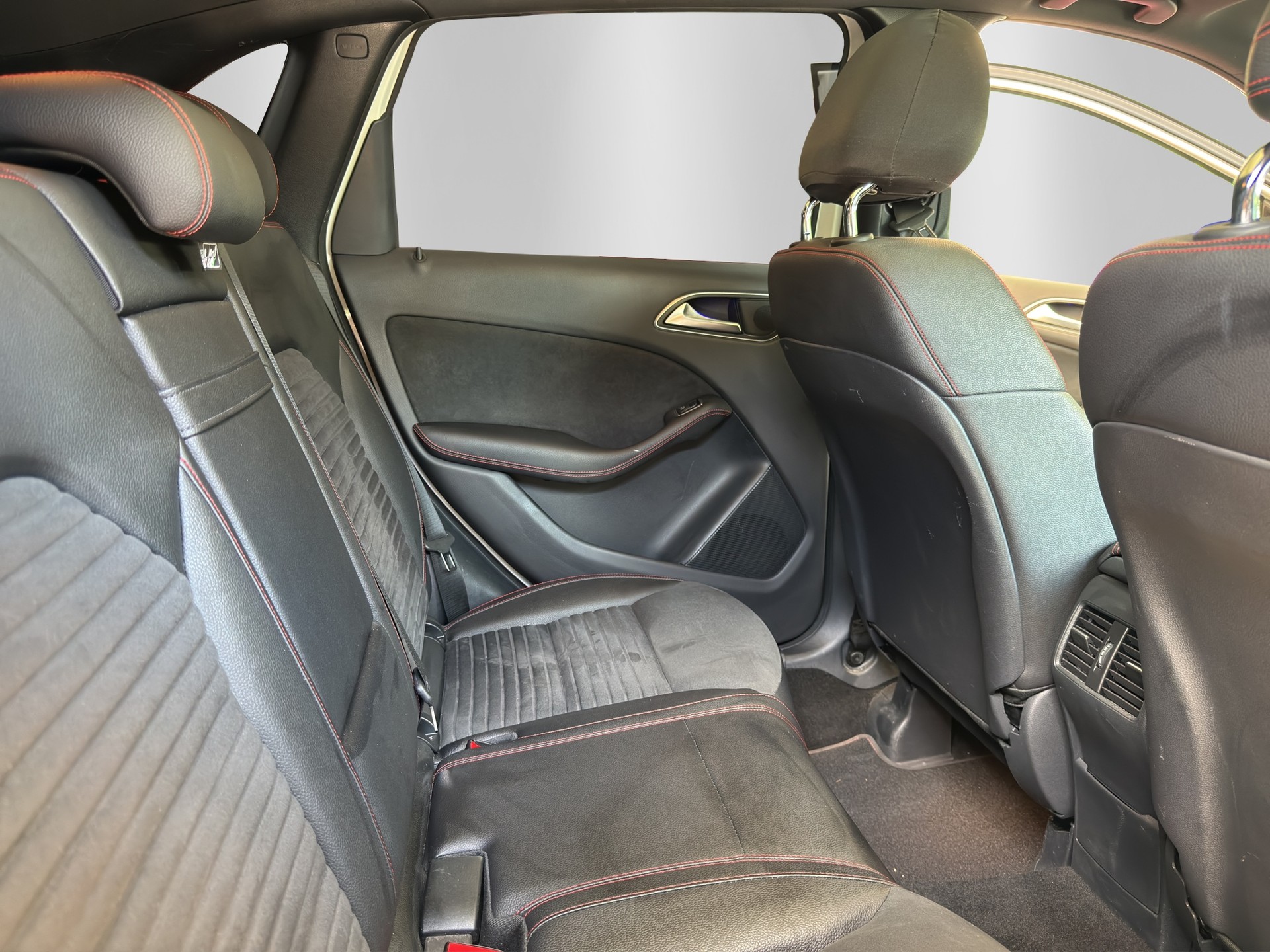 MERCEDES-BENZ B 250 AMG Line 4Matic 7G-DCT-image-15