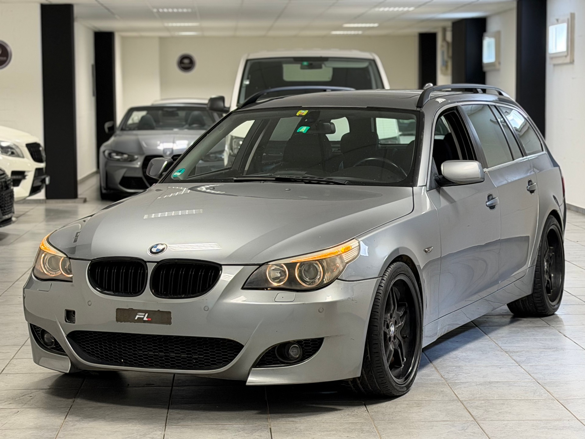 BMW 530xi Touring-showroom-element-1