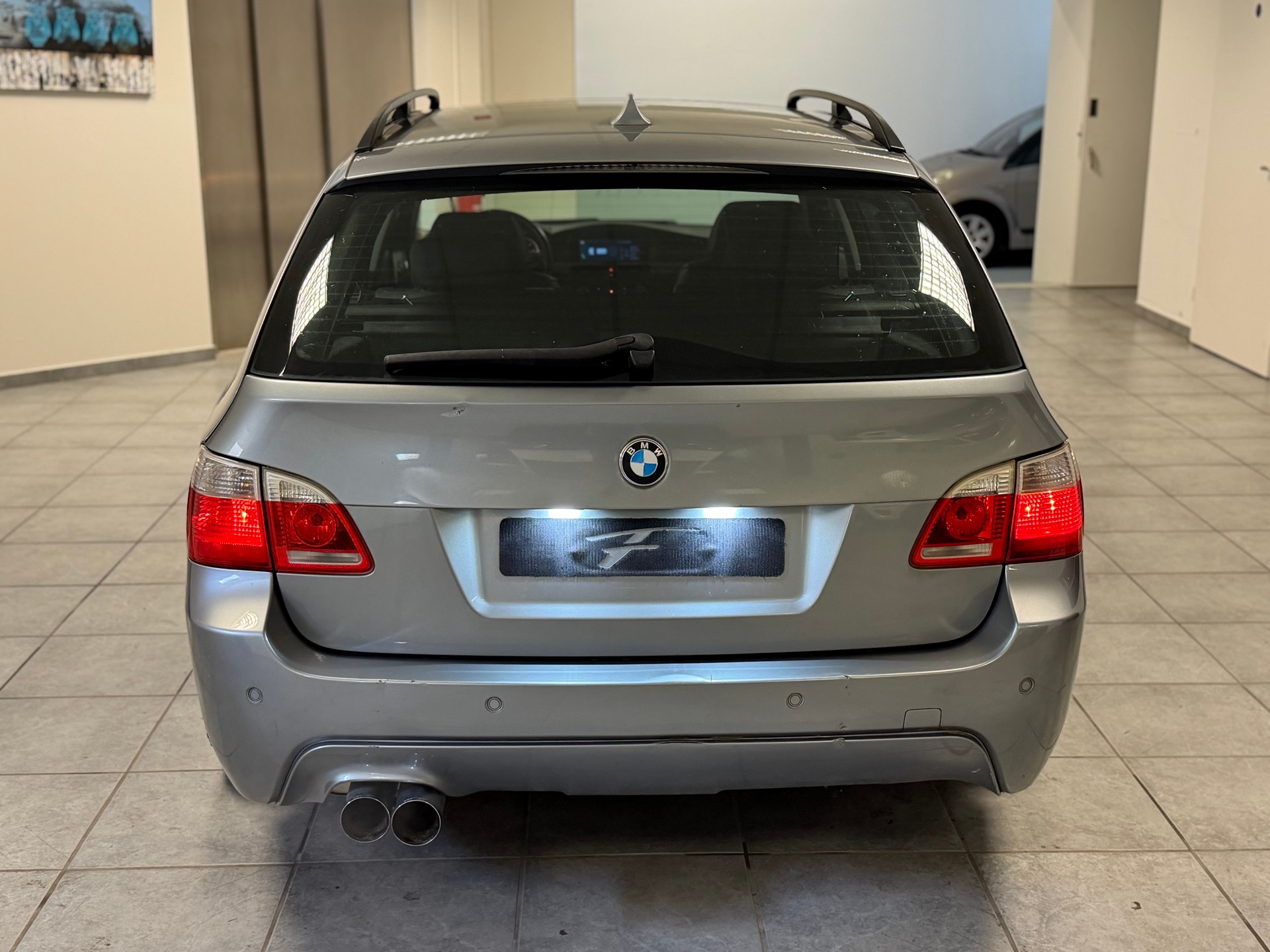 BMW 530xi Touring-image-12