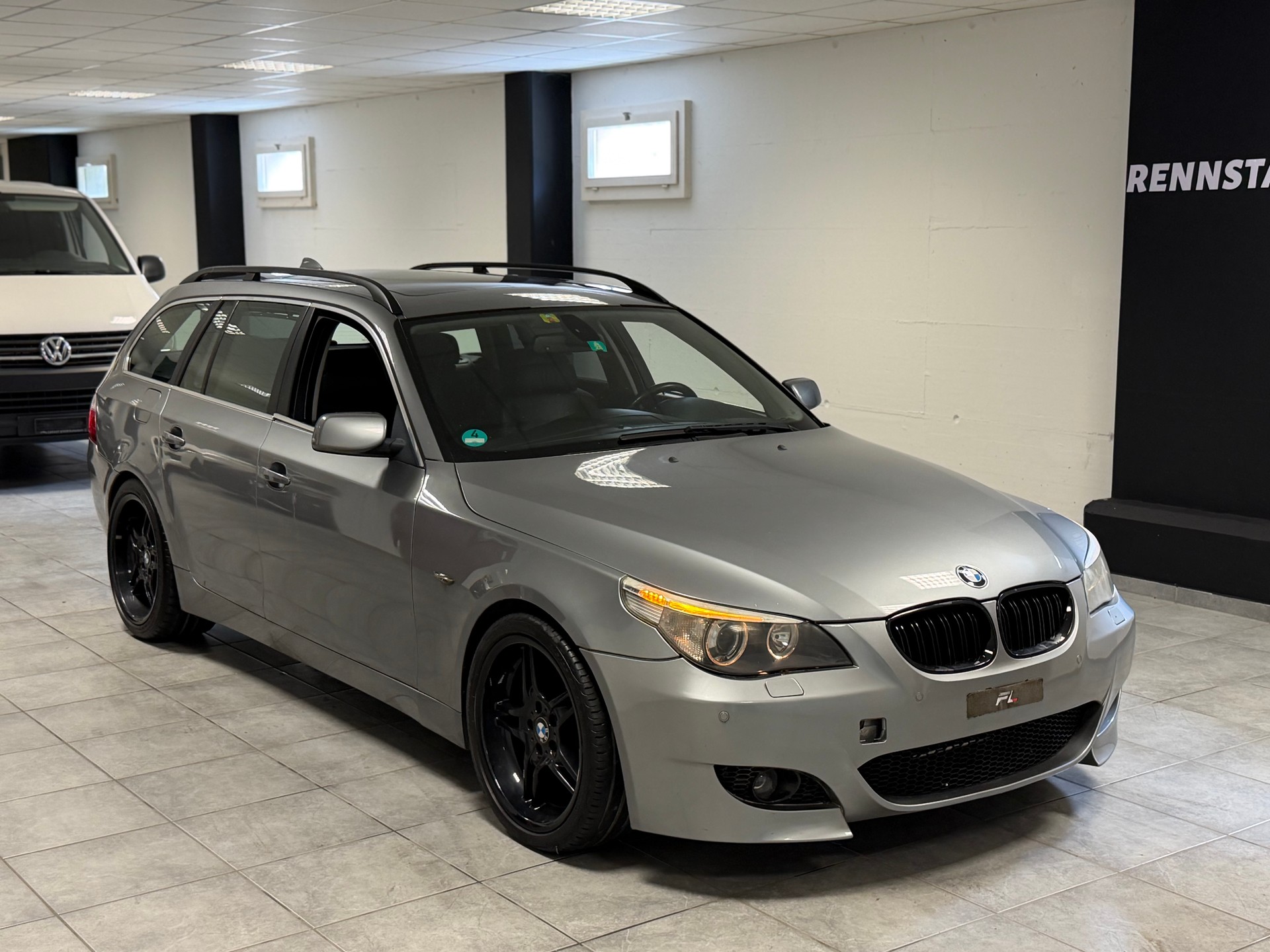 BMW 530xi Touring-showroom-element-2