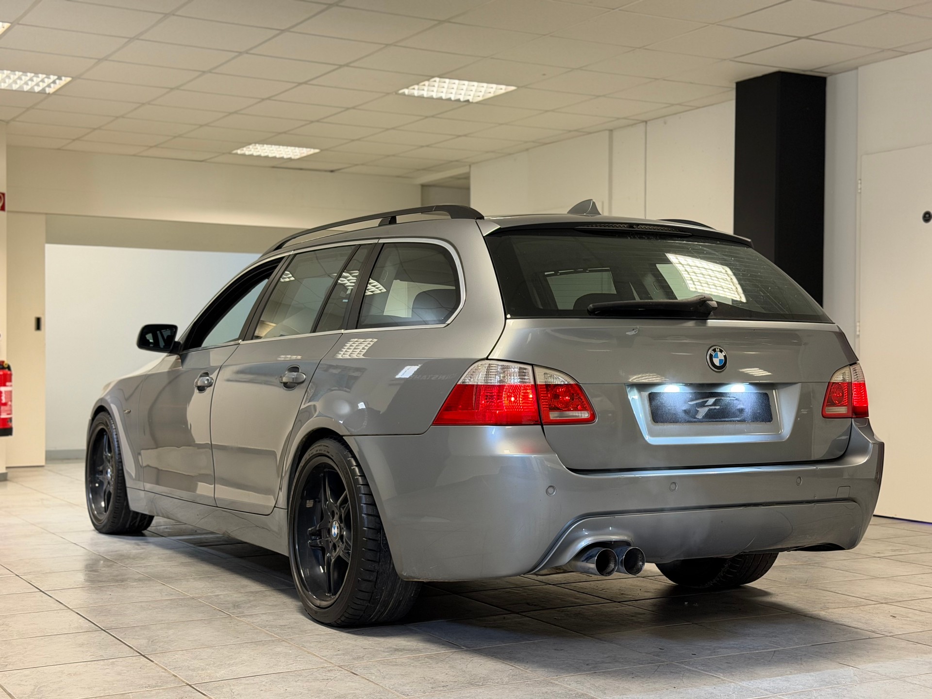 BMW 530xi Touring-showroom-element-3
