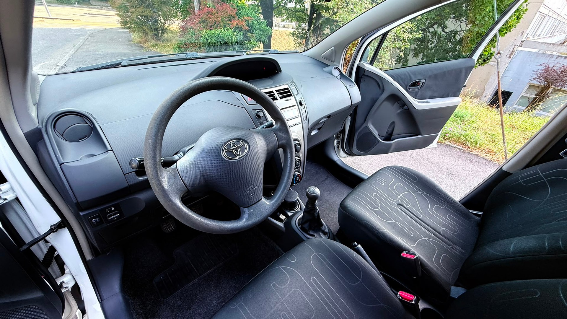 TOYOTA Yaris 1.0 Linea Terra-image-7
