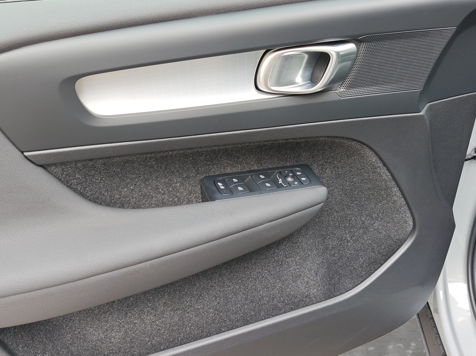 VOLVO XC40 B3 Benzin Mild Hybrid Core DCT-image-8