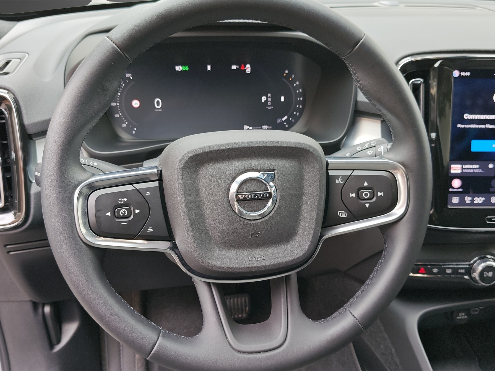 VOLVO XC40 B3 Benzin Mild Hybrid Core DCT-image-9