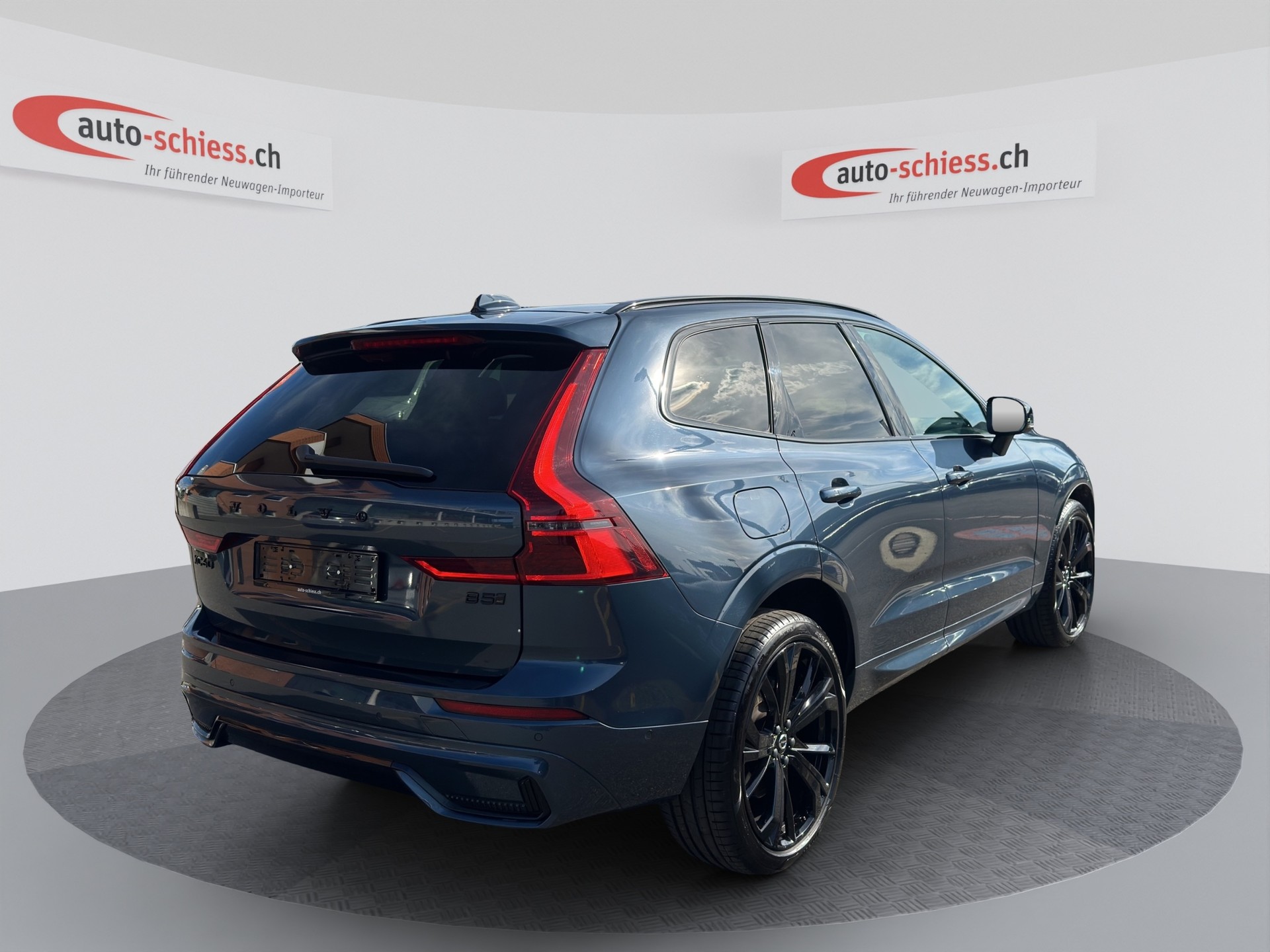 VOLVO XC60 B5 Benzin Mild Hybrid AWD Plus Black Edition-image-5