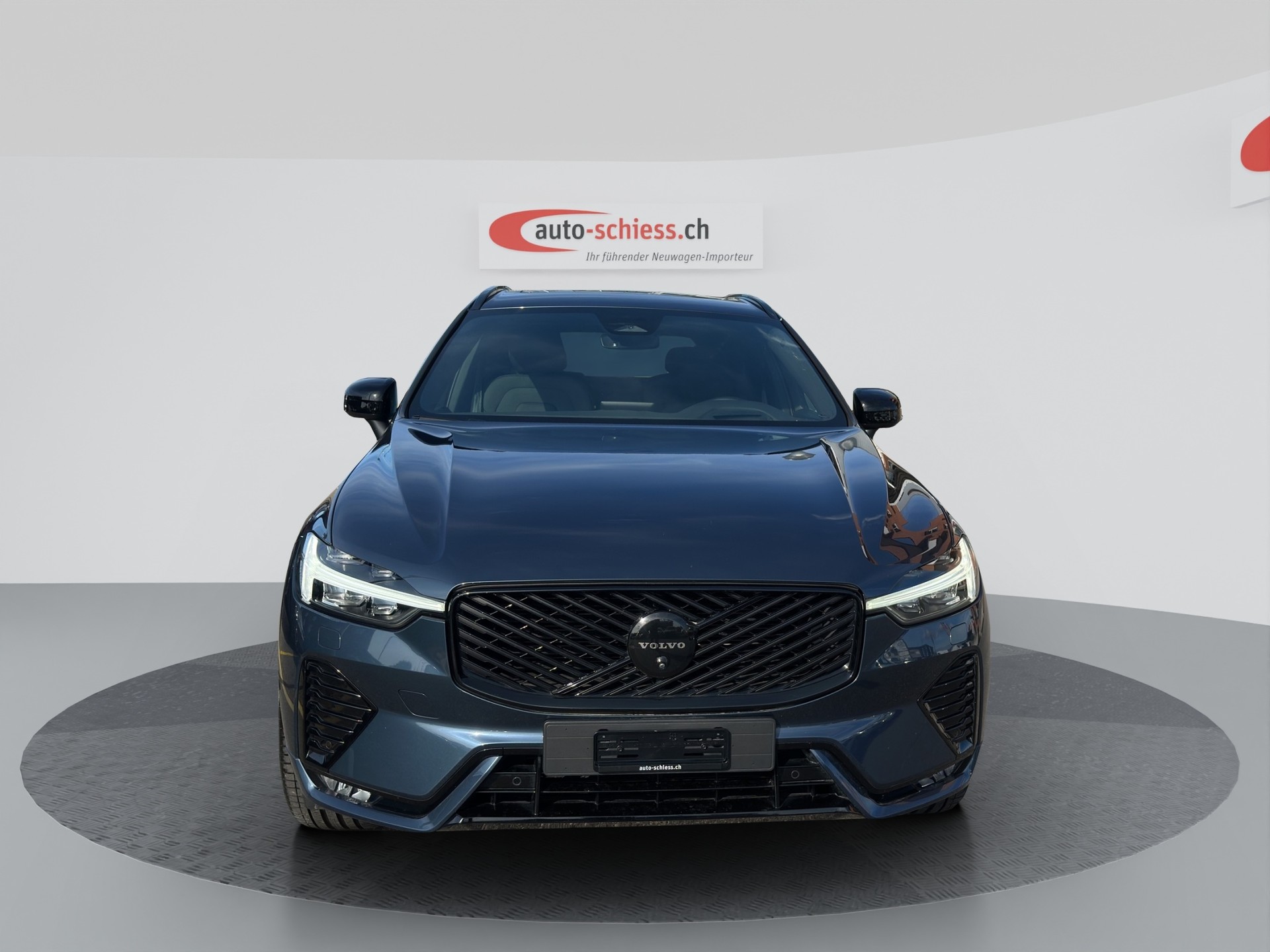 VOLVO XC60 B5 Benzin Mild Hybrid AWD Plus Black Edition-showroom-element-3