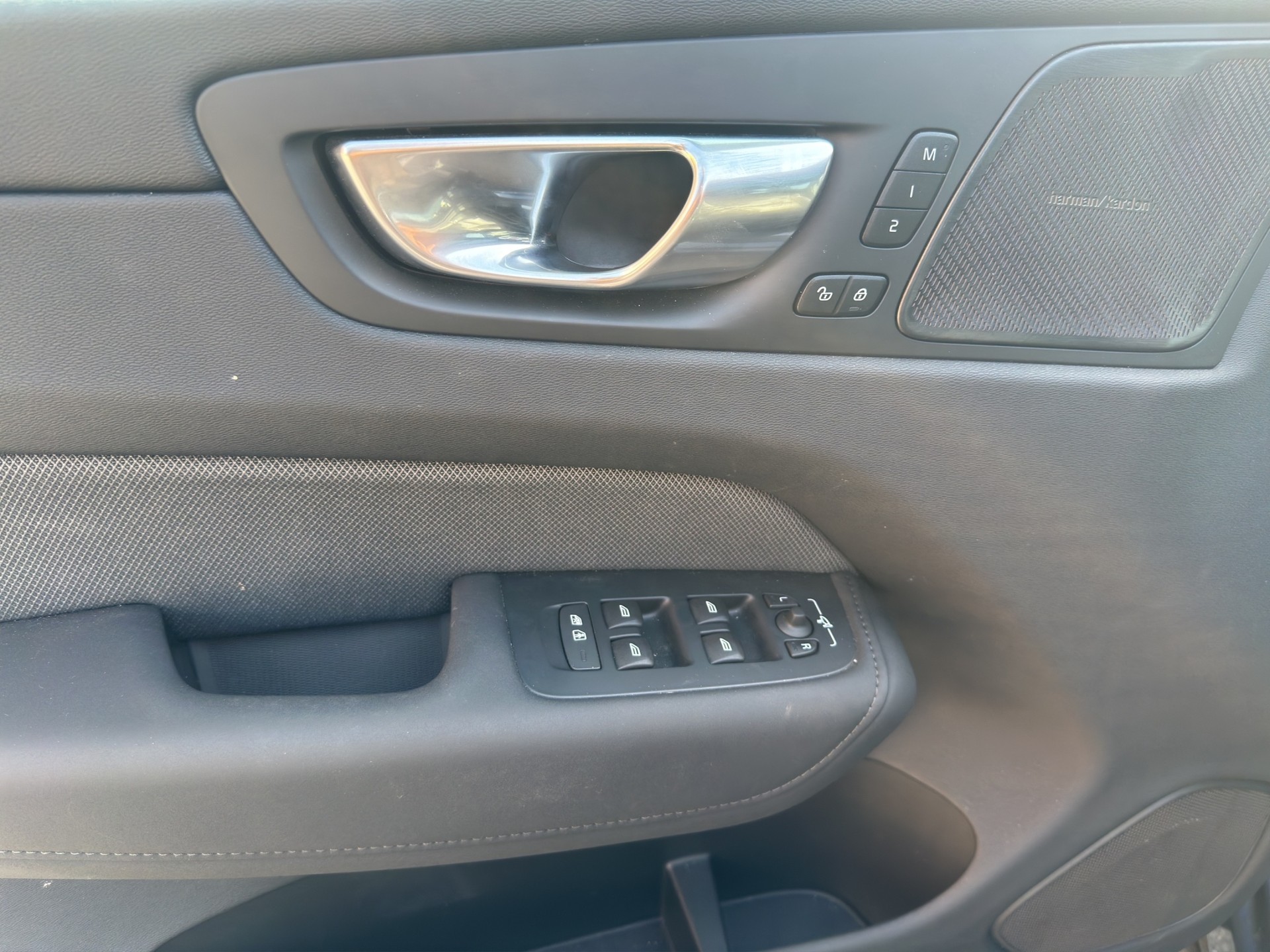 VOLVO XC60 B5 Benzin Mild Hybrid AWD Plus Black Edition-image-8