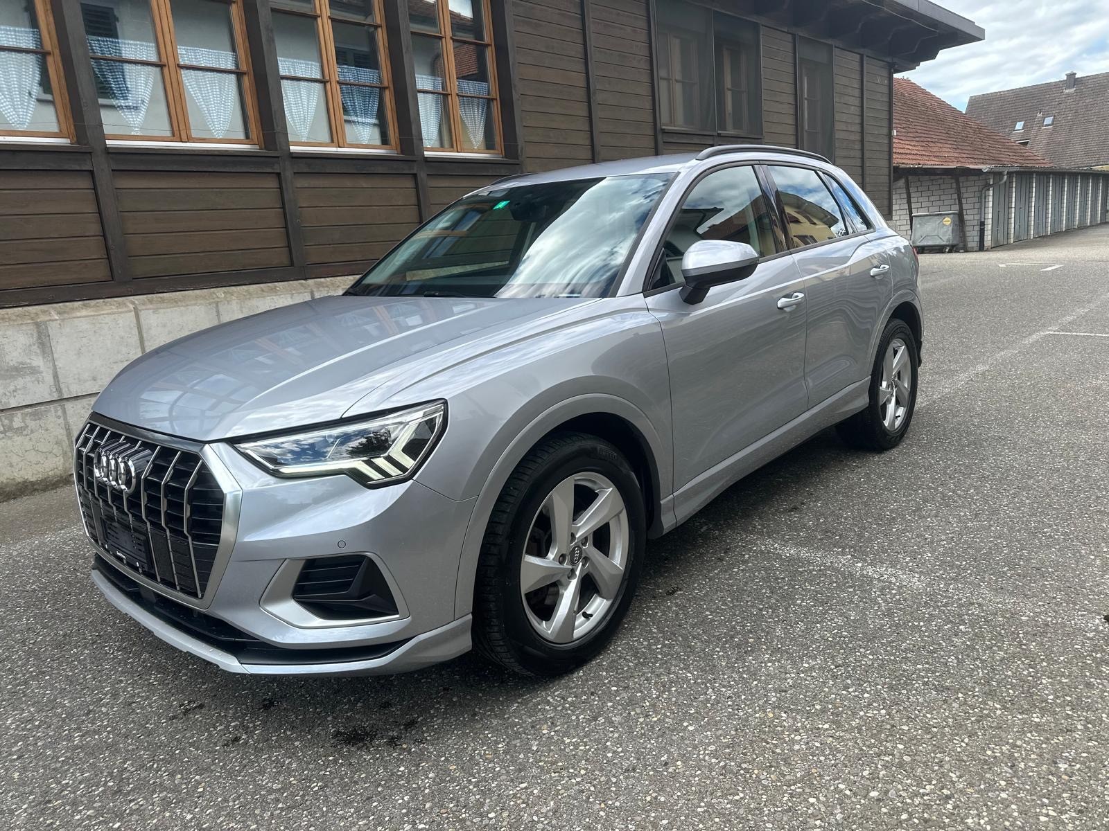 AUDI Q3 40 TFSI advanced quattro S-tronic-showroom-element-1