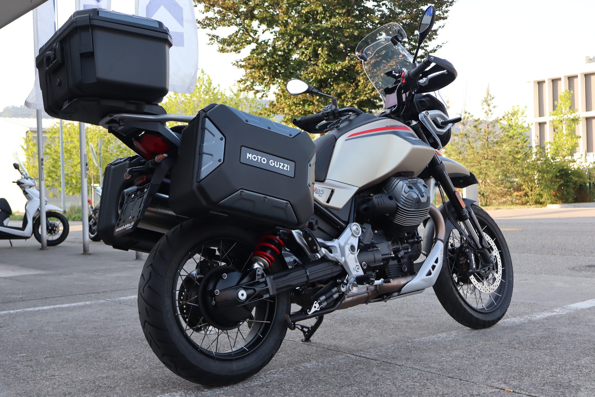 MOTO GUZZI V85 TT Travel E5+-image-2