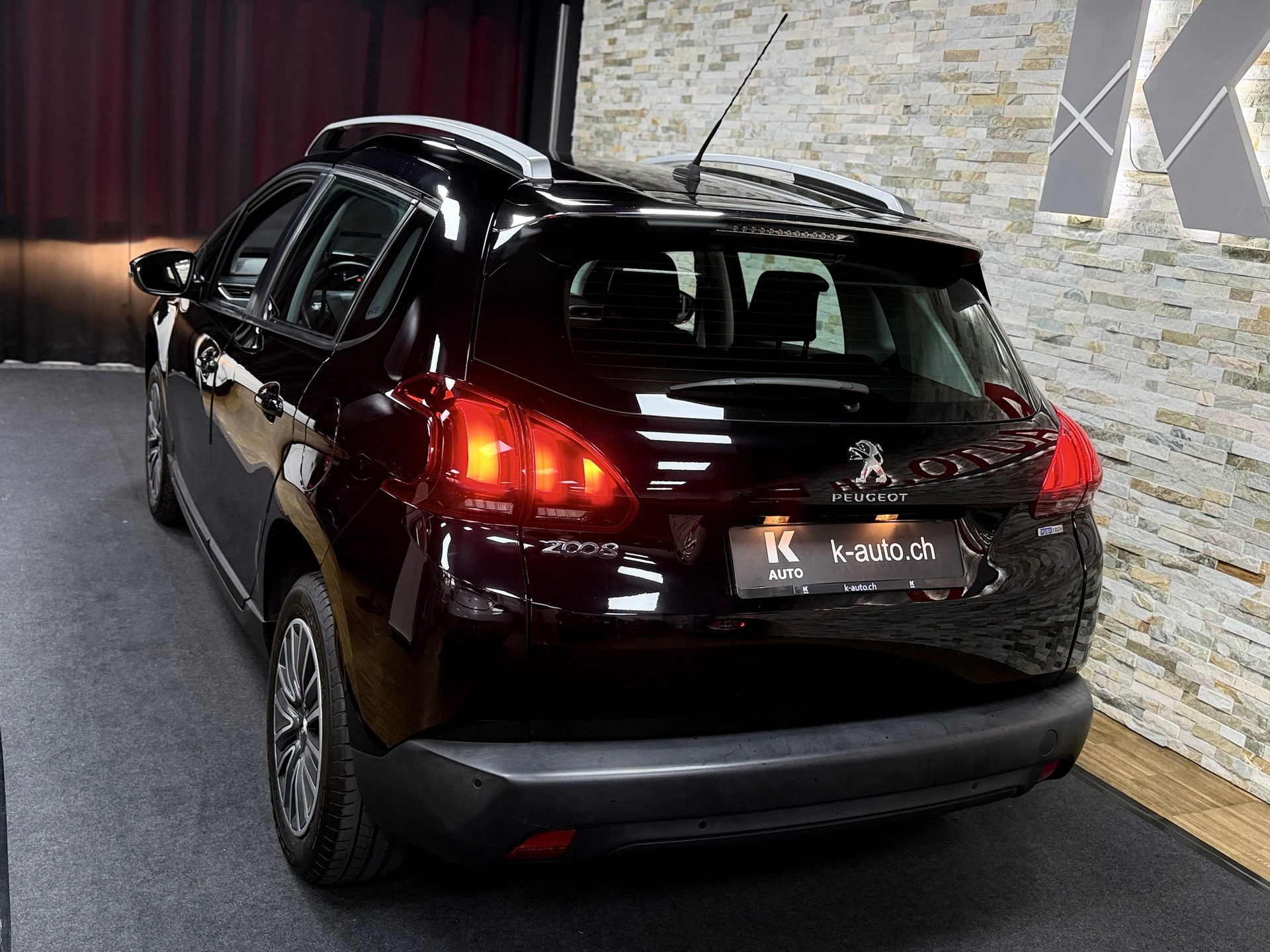 PEUGEOT 2008 1.2 PureTech Active-showroom-element-2
