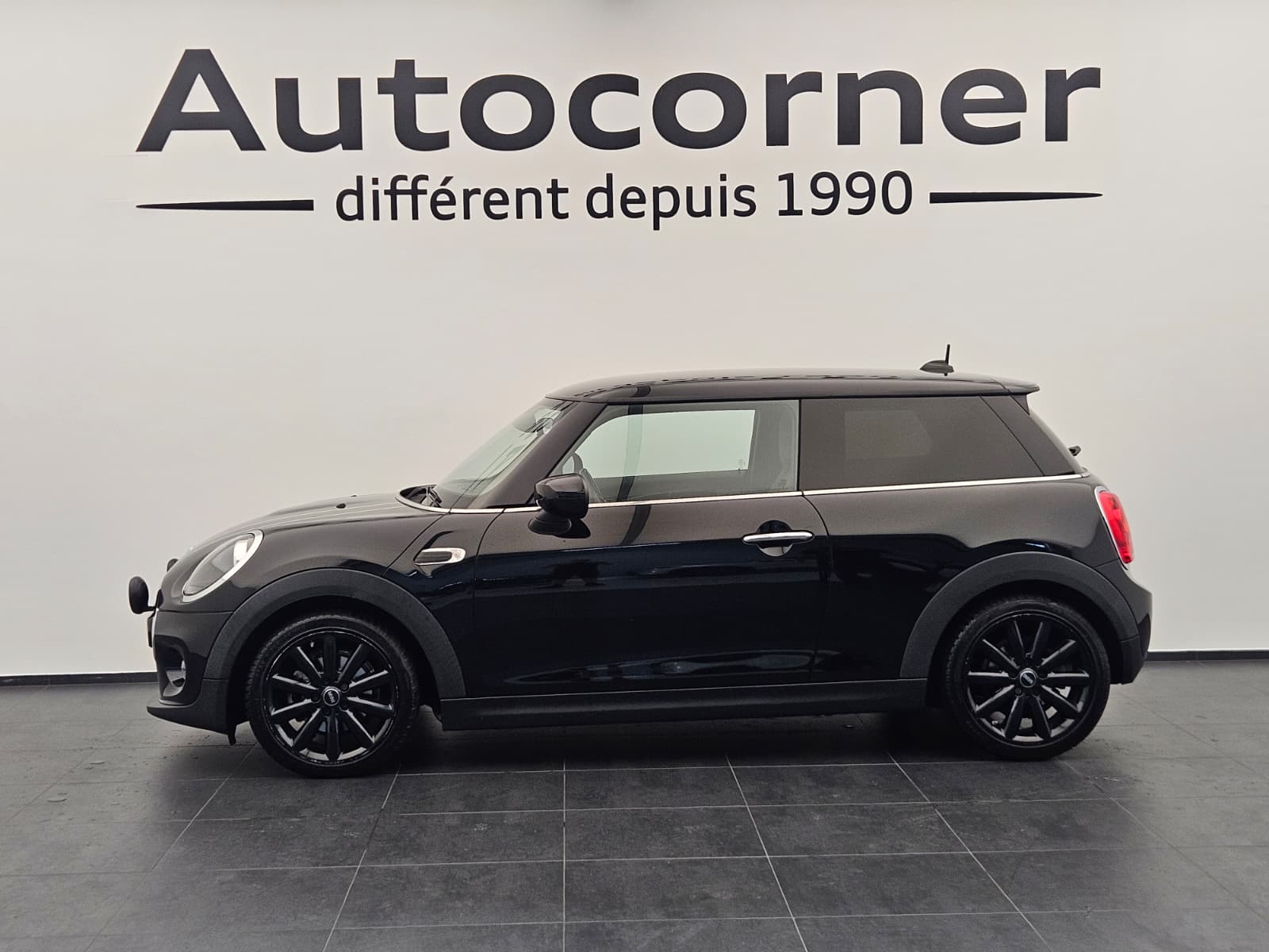 MINI Cooper Blackyard-showroom-element-1