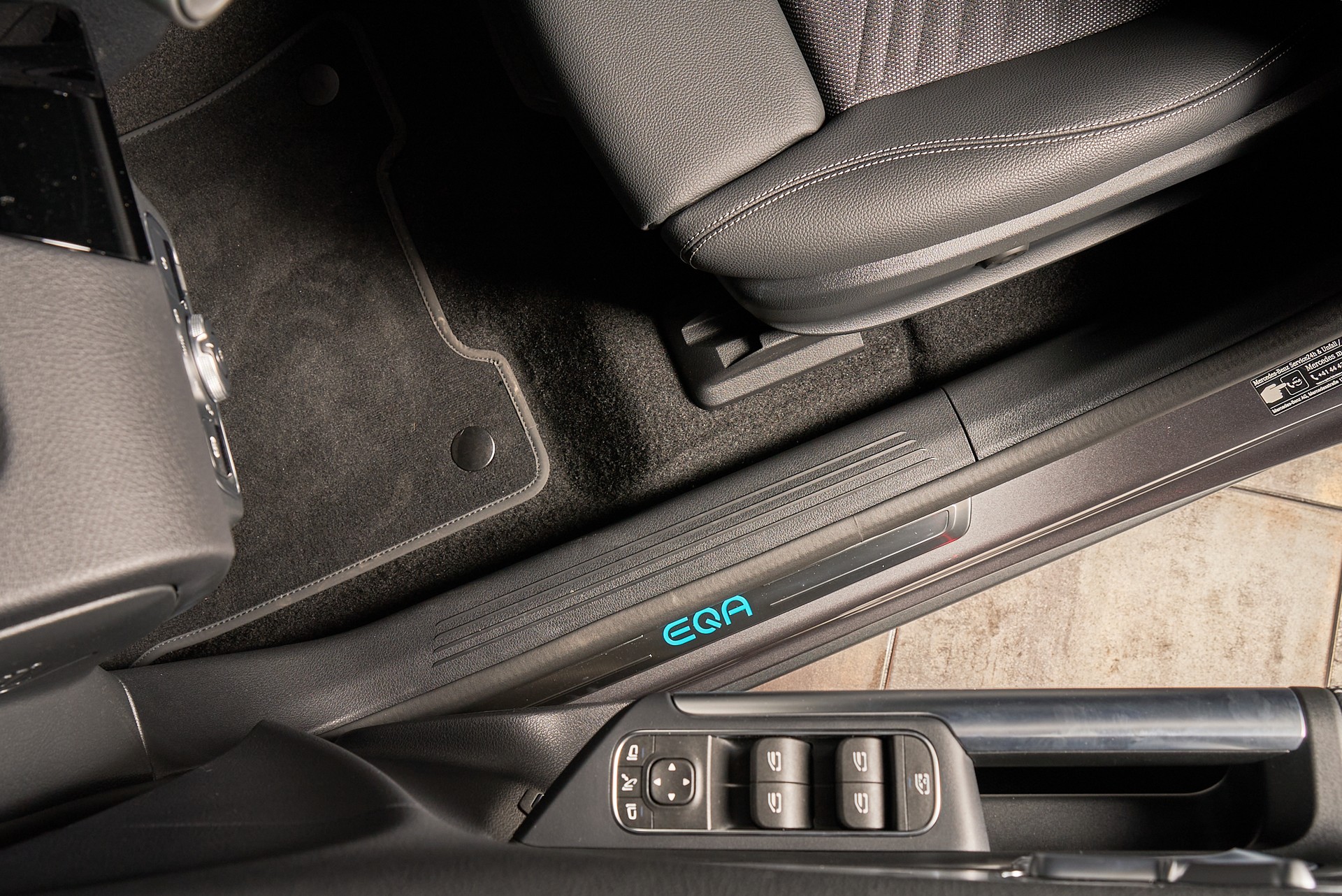 MERCEDES-BENZ EQA 350-showroom-element-3