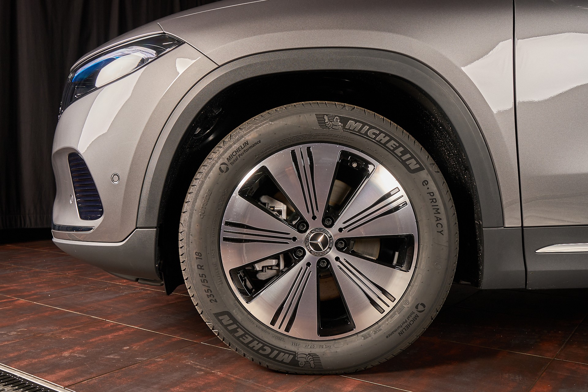 MERCEDES-BENZ EQA 350-showroom-element-1
