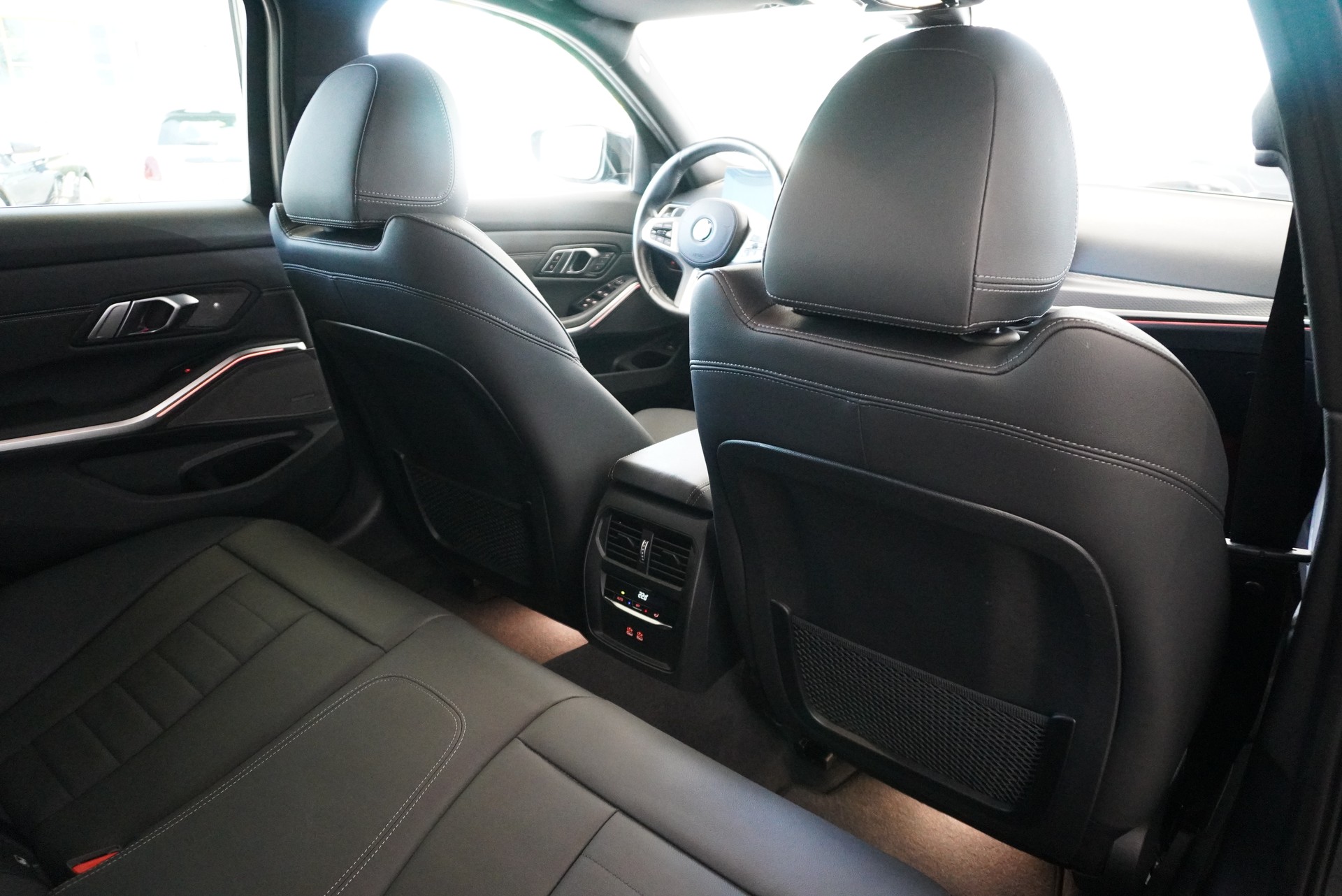 BMW 320d xDrive 48V Touring Steptronic M Sport-image-16
