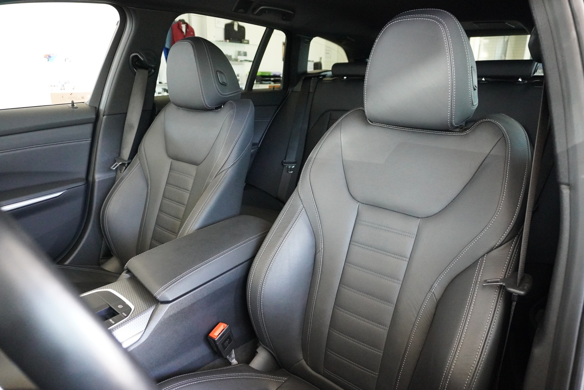 BMW 320d xDrive 48V Touring Steptronic M Sport-image-13