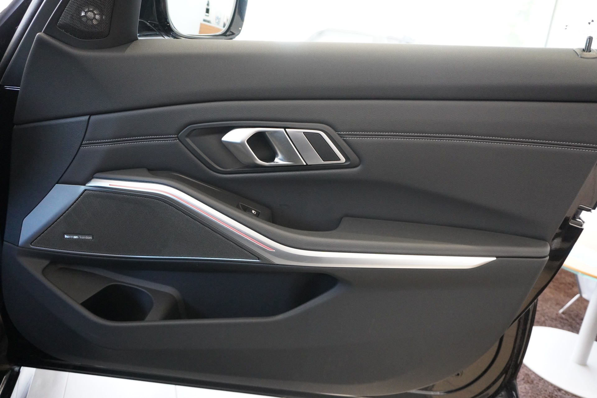 BMW 320d xDrive 48V Touring Steptronic M Sport-image-15