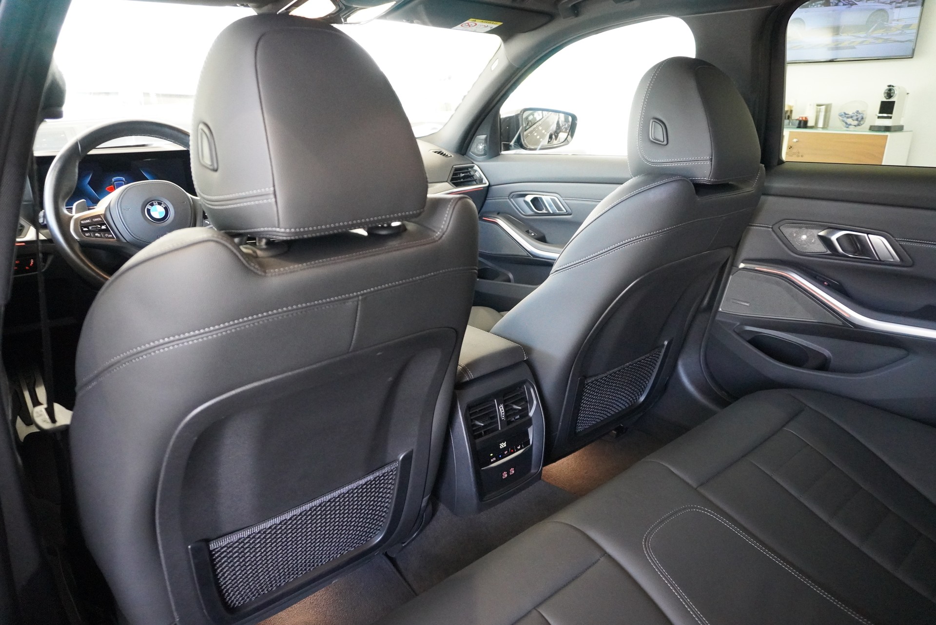 BMW 320d xDrive 48V Touring Steptronic M Sport-image-19