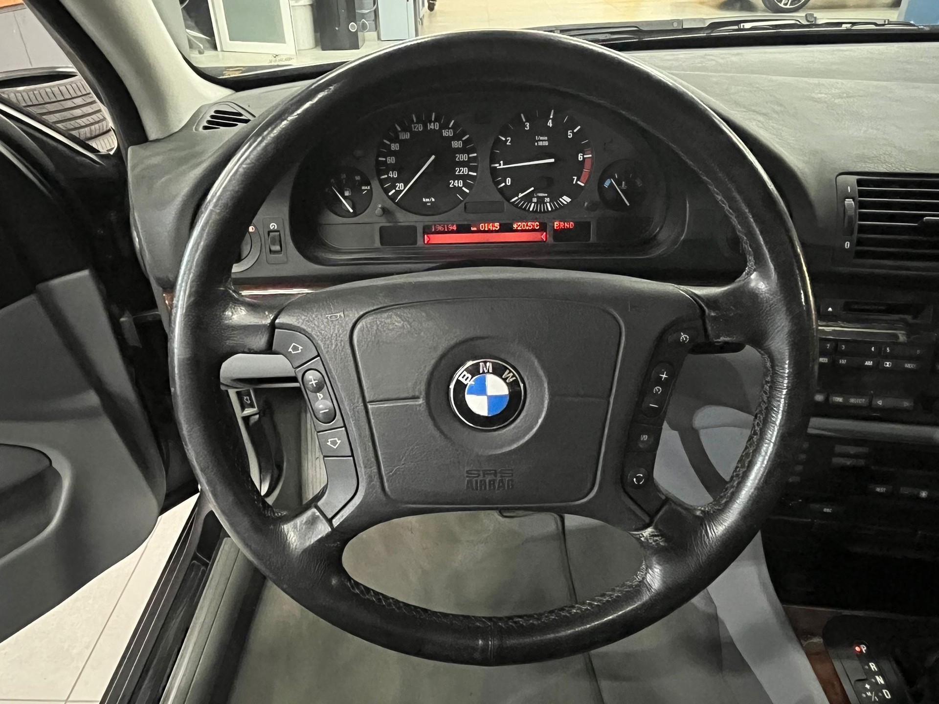 BMW 540i-image-13