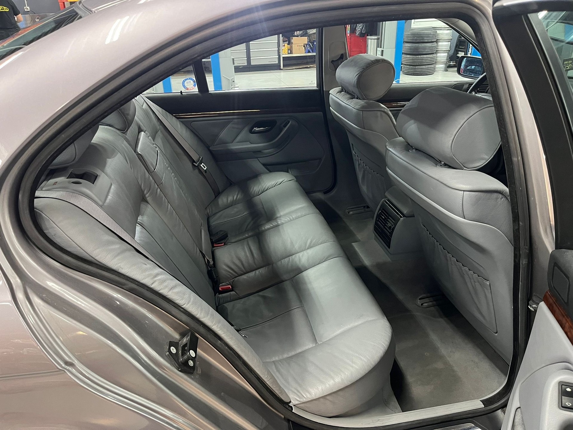 BMW 540i-image-11