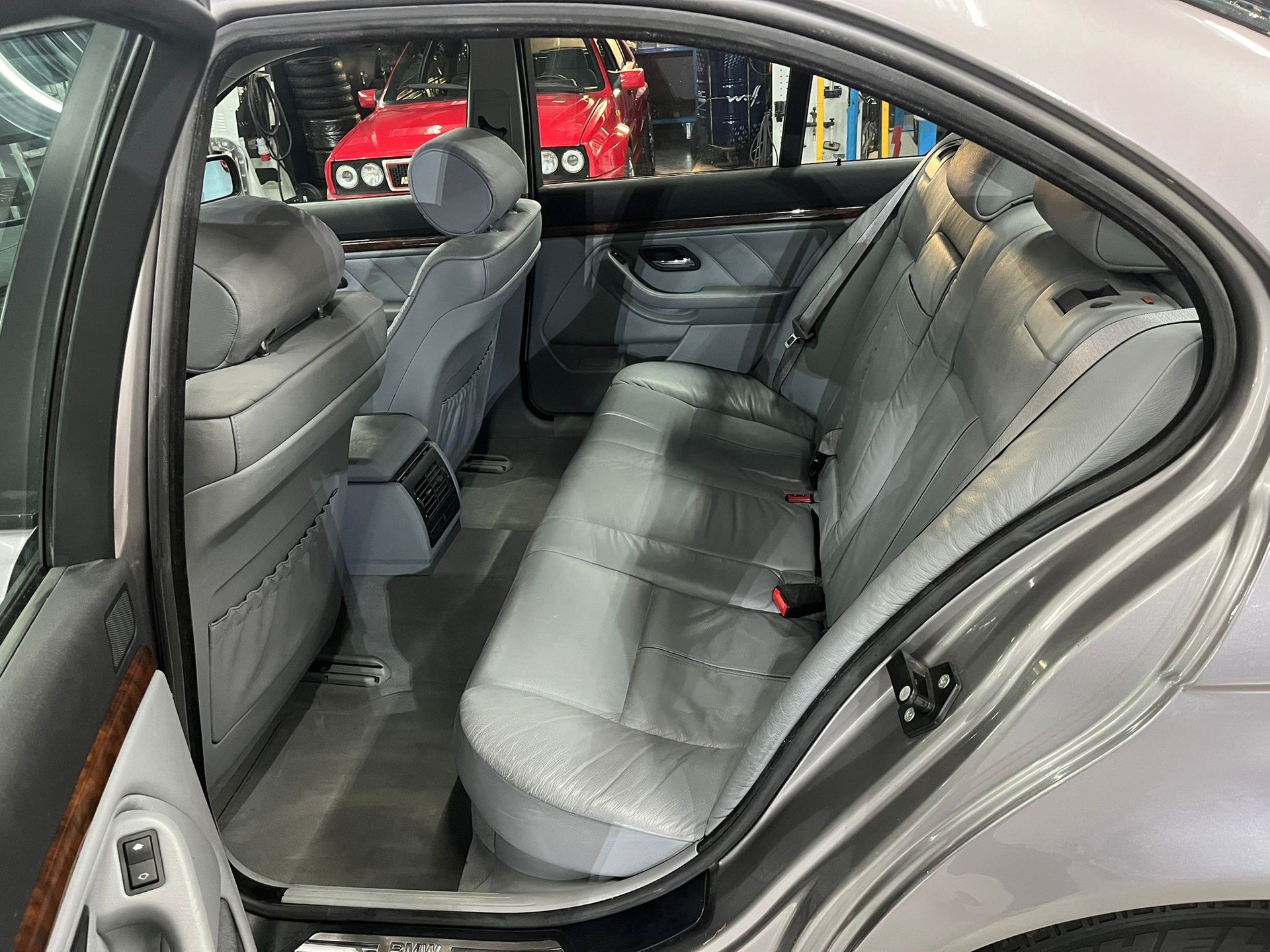 BMW 540i-image-9