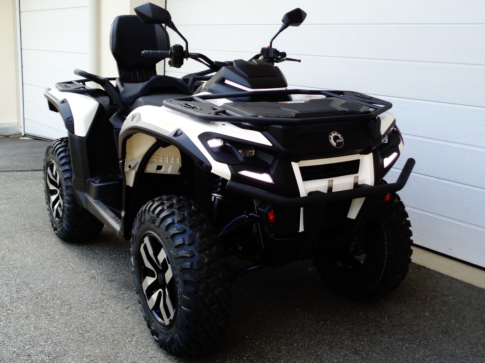 CAN-AM Outlander Electric (Std/Max)-showroom-element-1