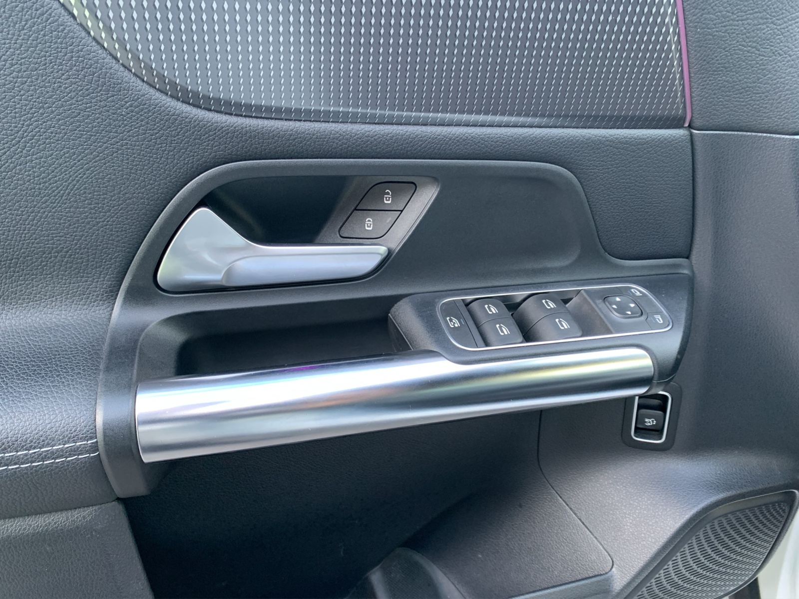 MERCEDES-BENZ EQA 250-image-9