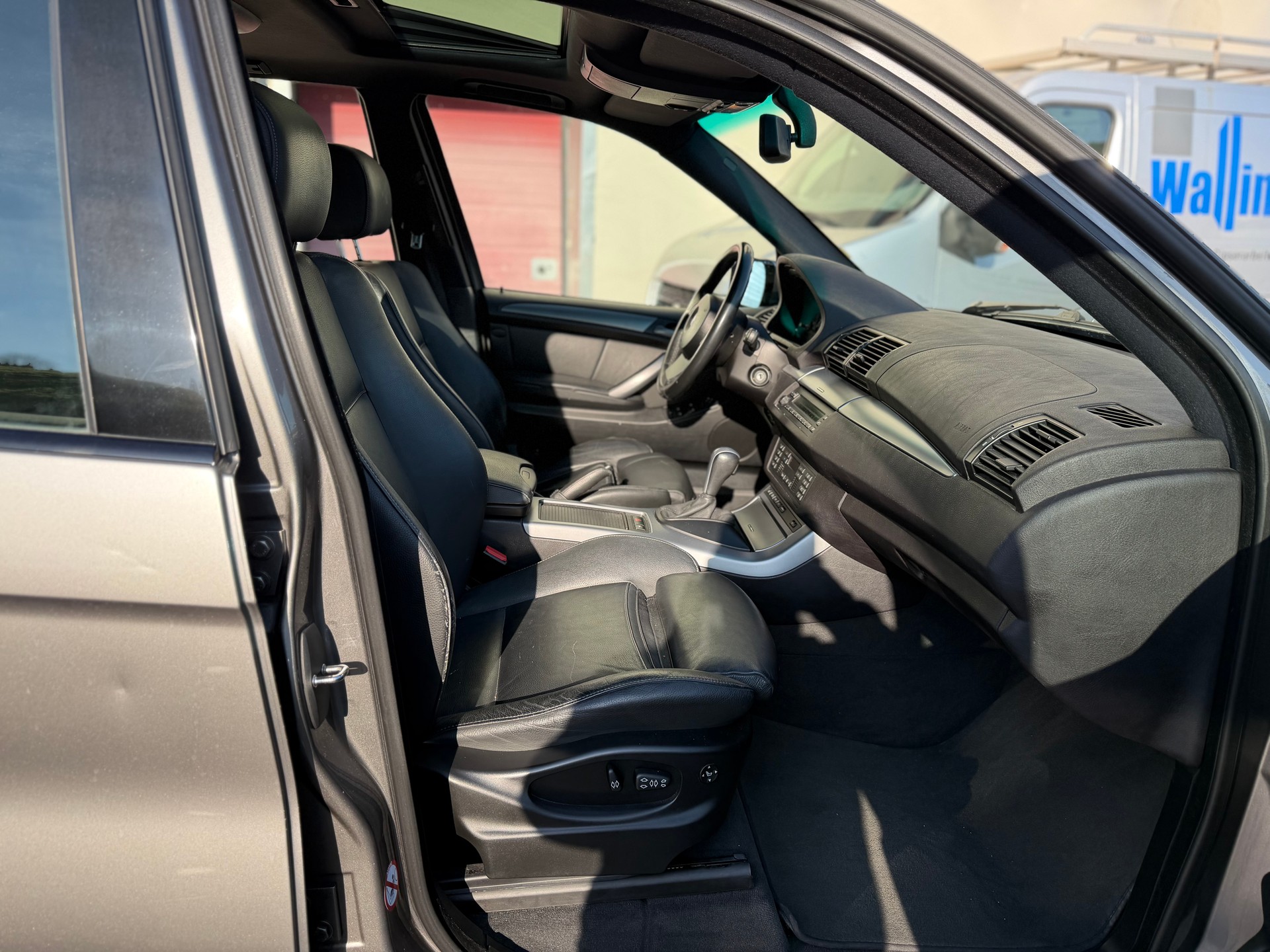 BMW X5 3.0i-image-4
