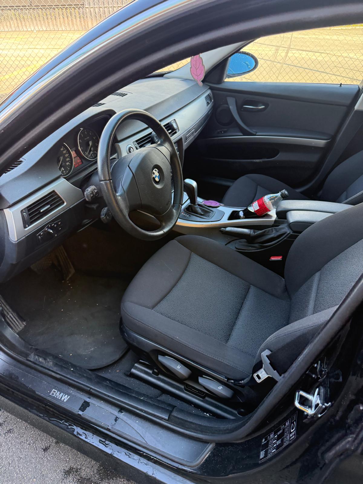 BMW 325i Touring-showroom-element-3