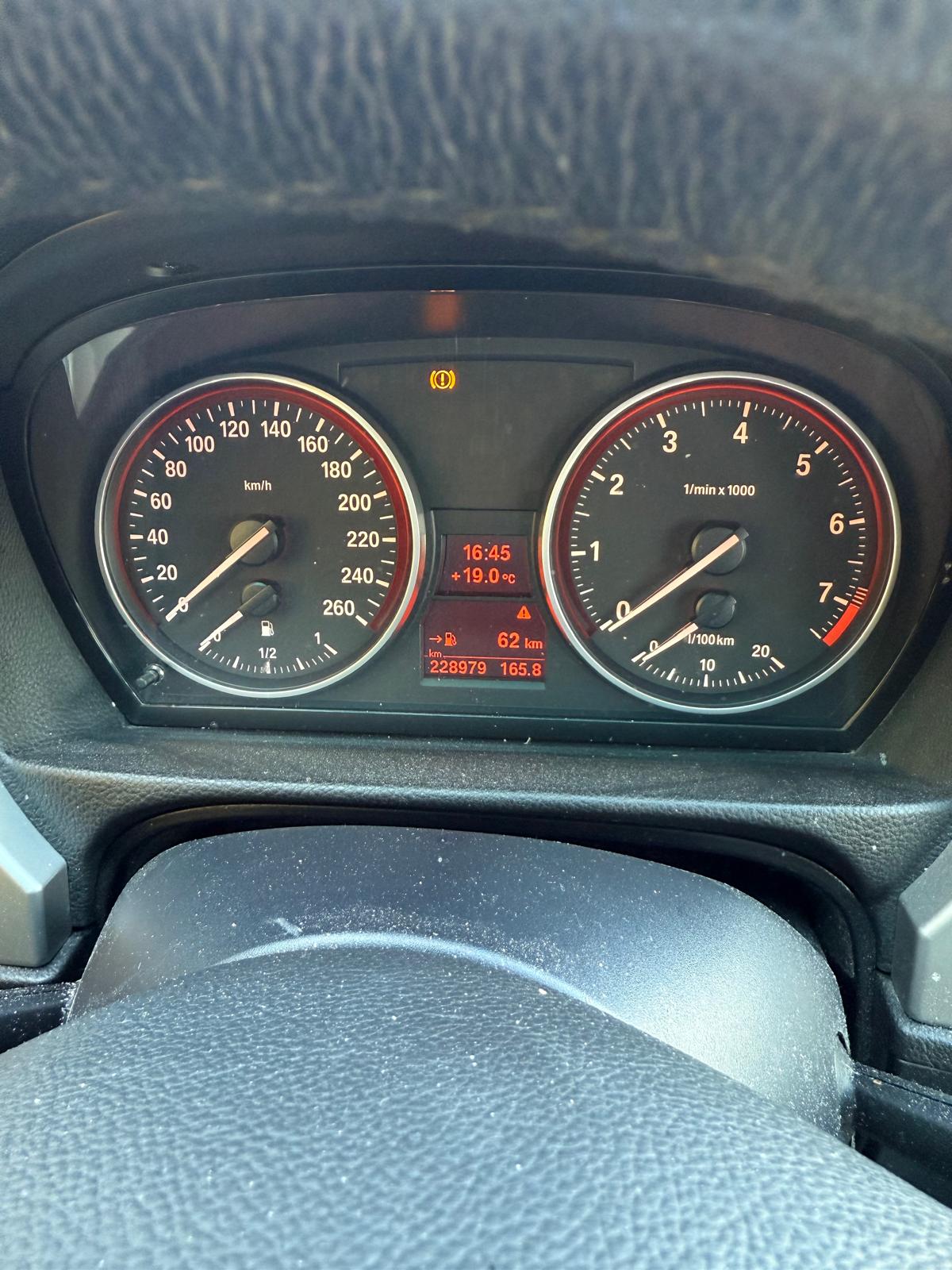 BMW 325i Touring-showroom-element-1